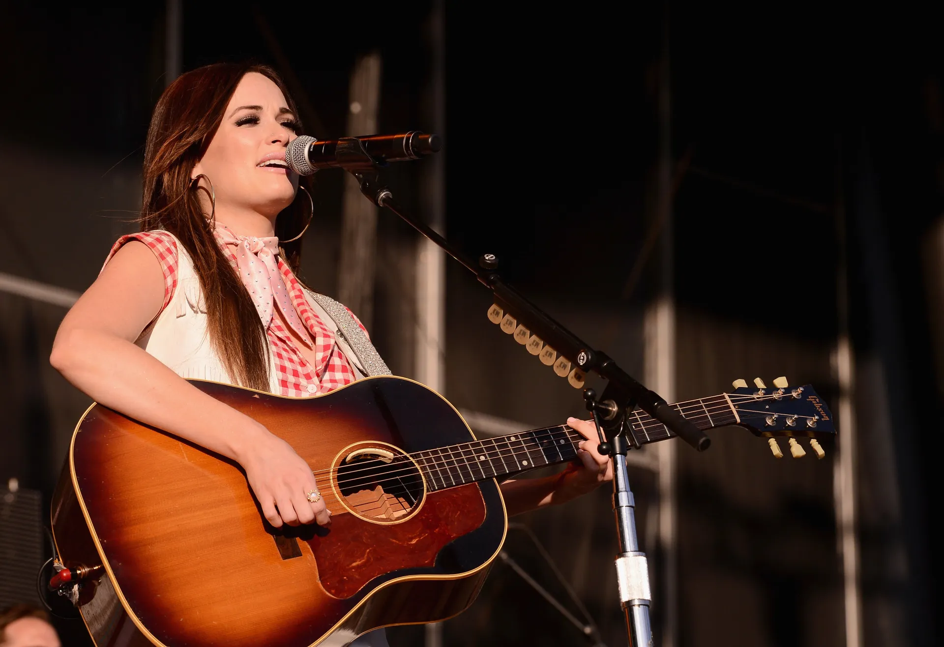 A cantora country Kacey Musgraves com um visual estiloso.