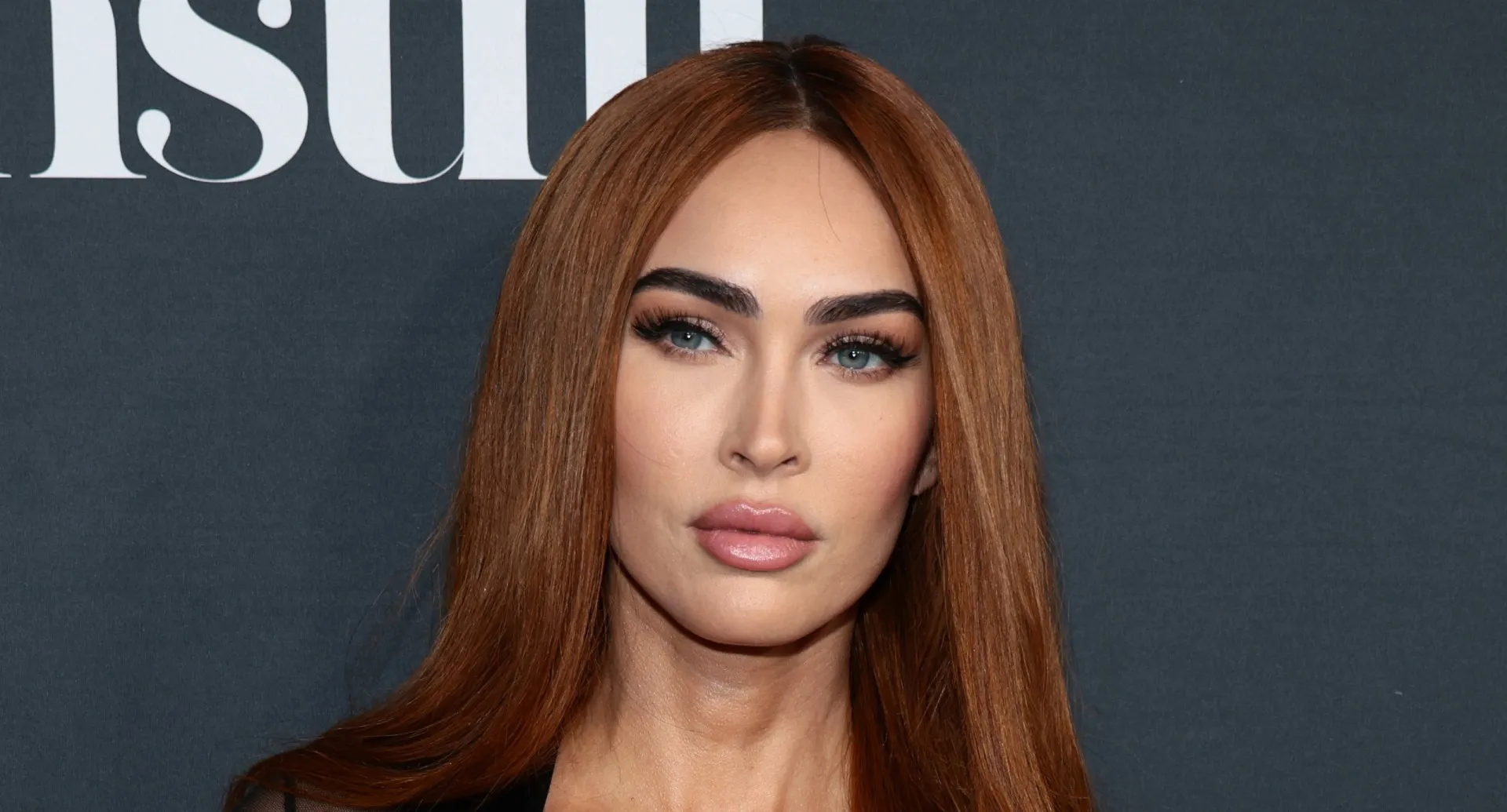 A atriz Megan Fox com um olhar intenso e marcante.