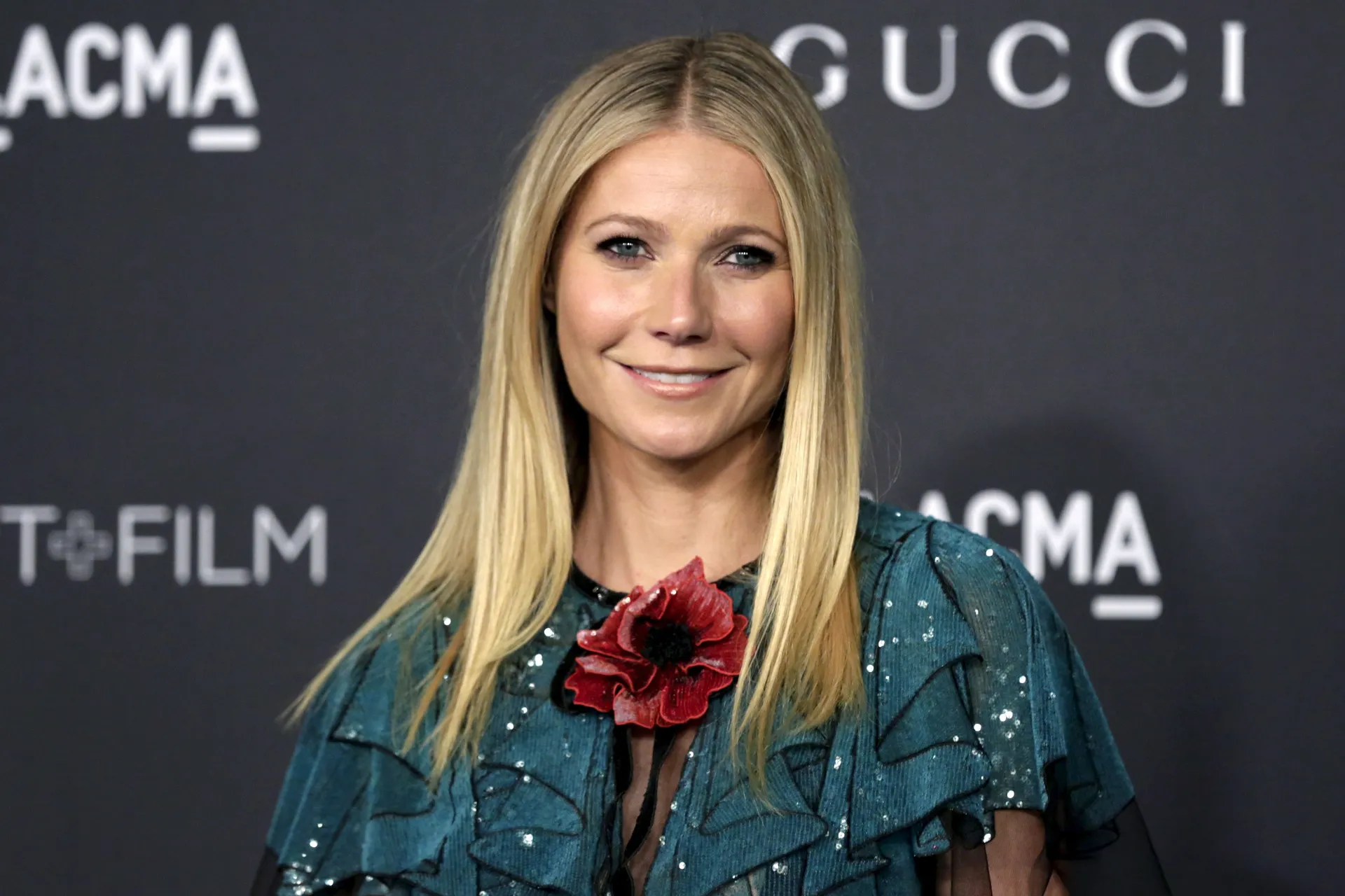 A atriz Gwyneth Paltrow em um evento com um visual elegante.