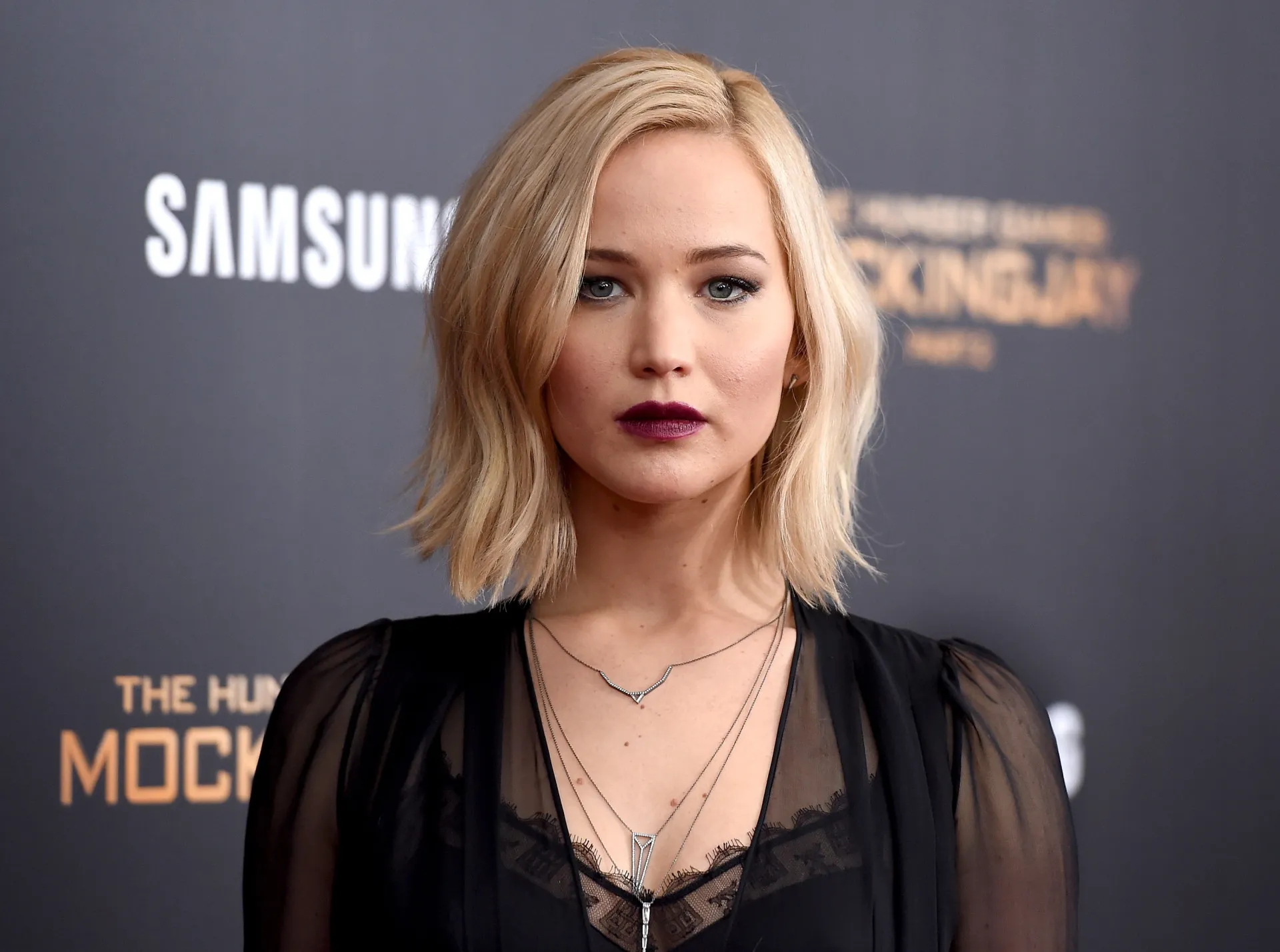 A atriz Jennifer Lawrence com uma expressão determinada no rosto.