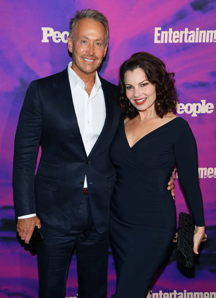 A atriz Fran Drescher e seu ex-marido Peter Marc Jacobson posando juntos.