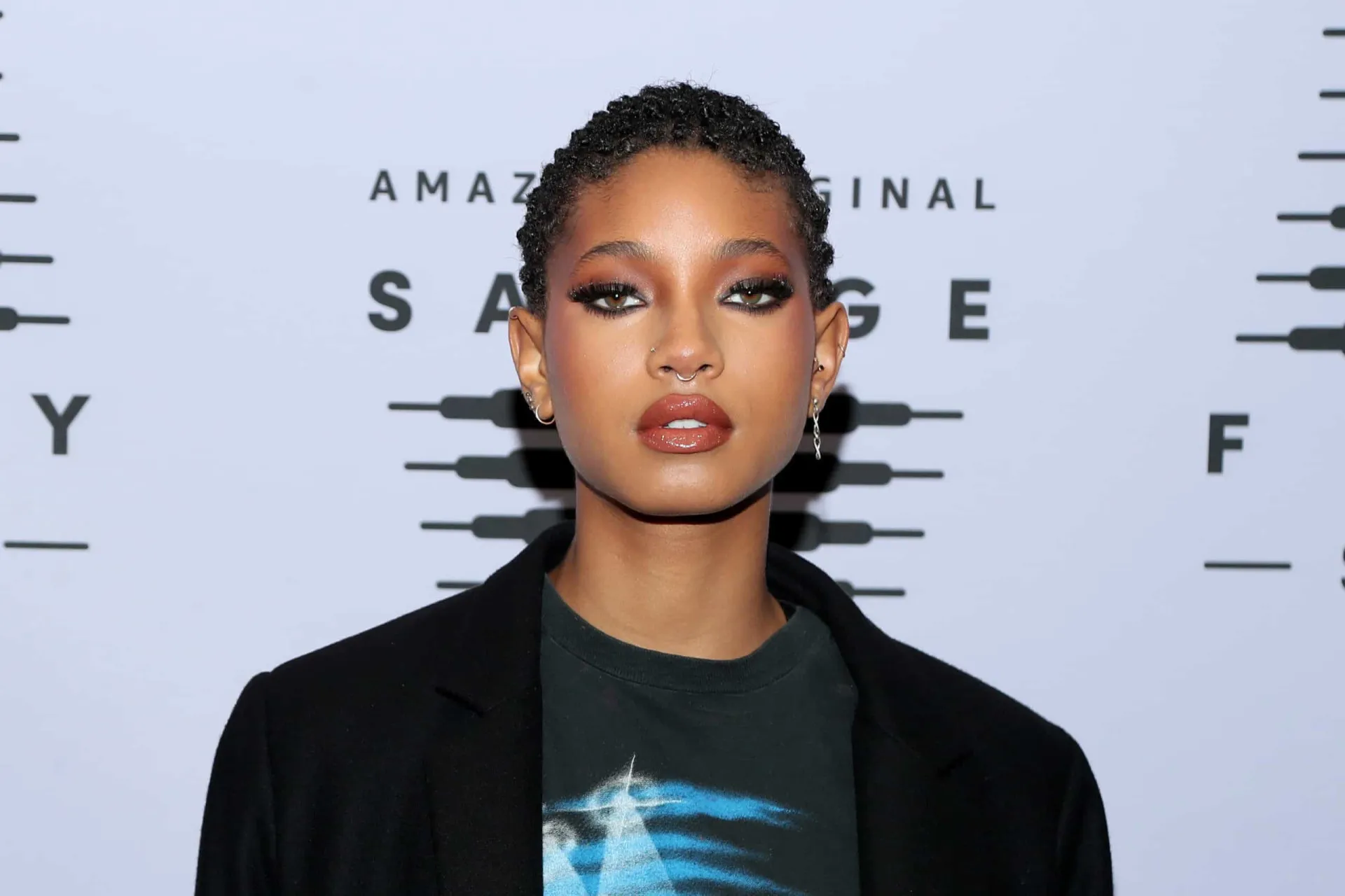 A cantora e artista Willow Smith com seu estilo único e alternativo.