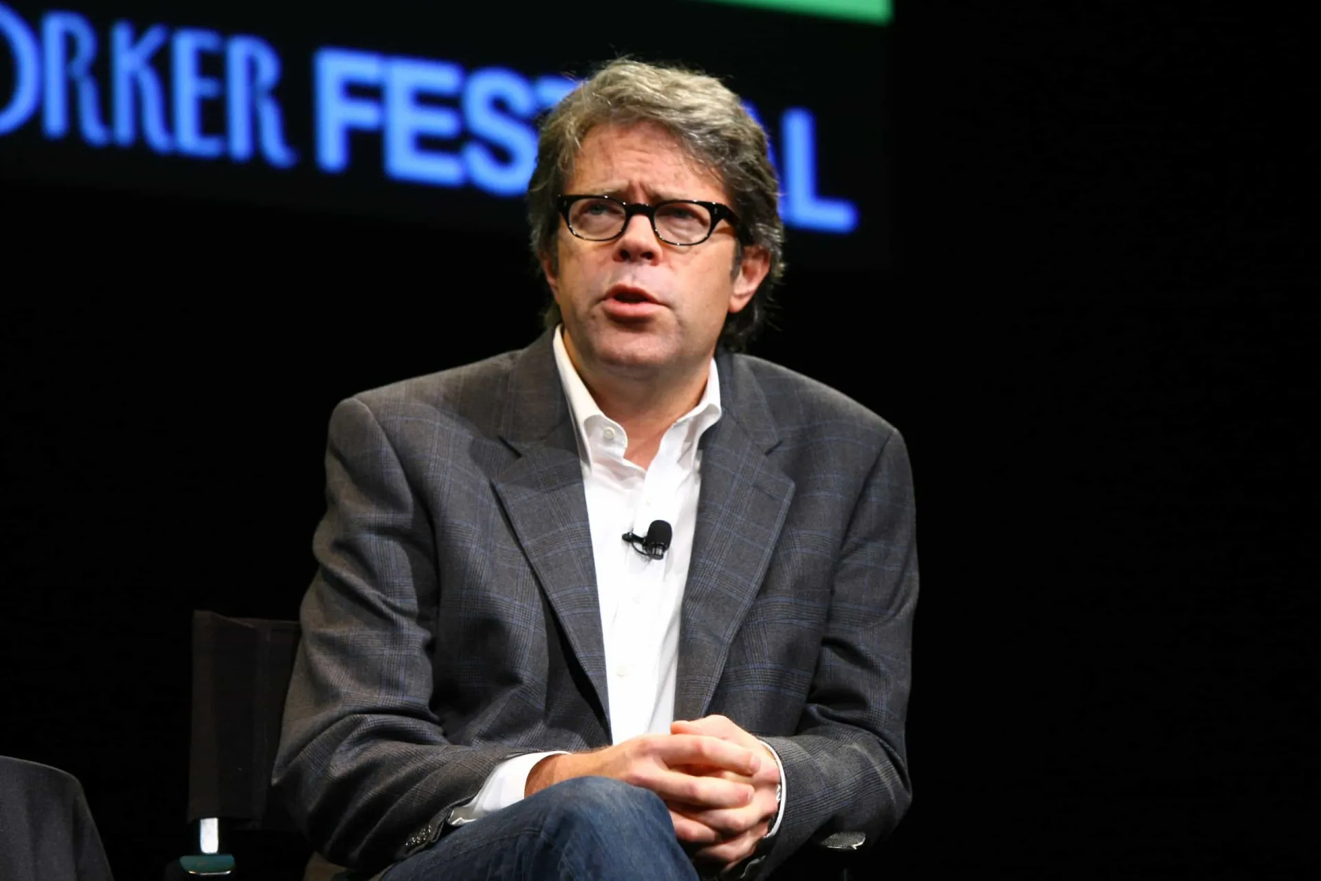 O escritor americano Jonathan Franzen com um olhar pensativo.