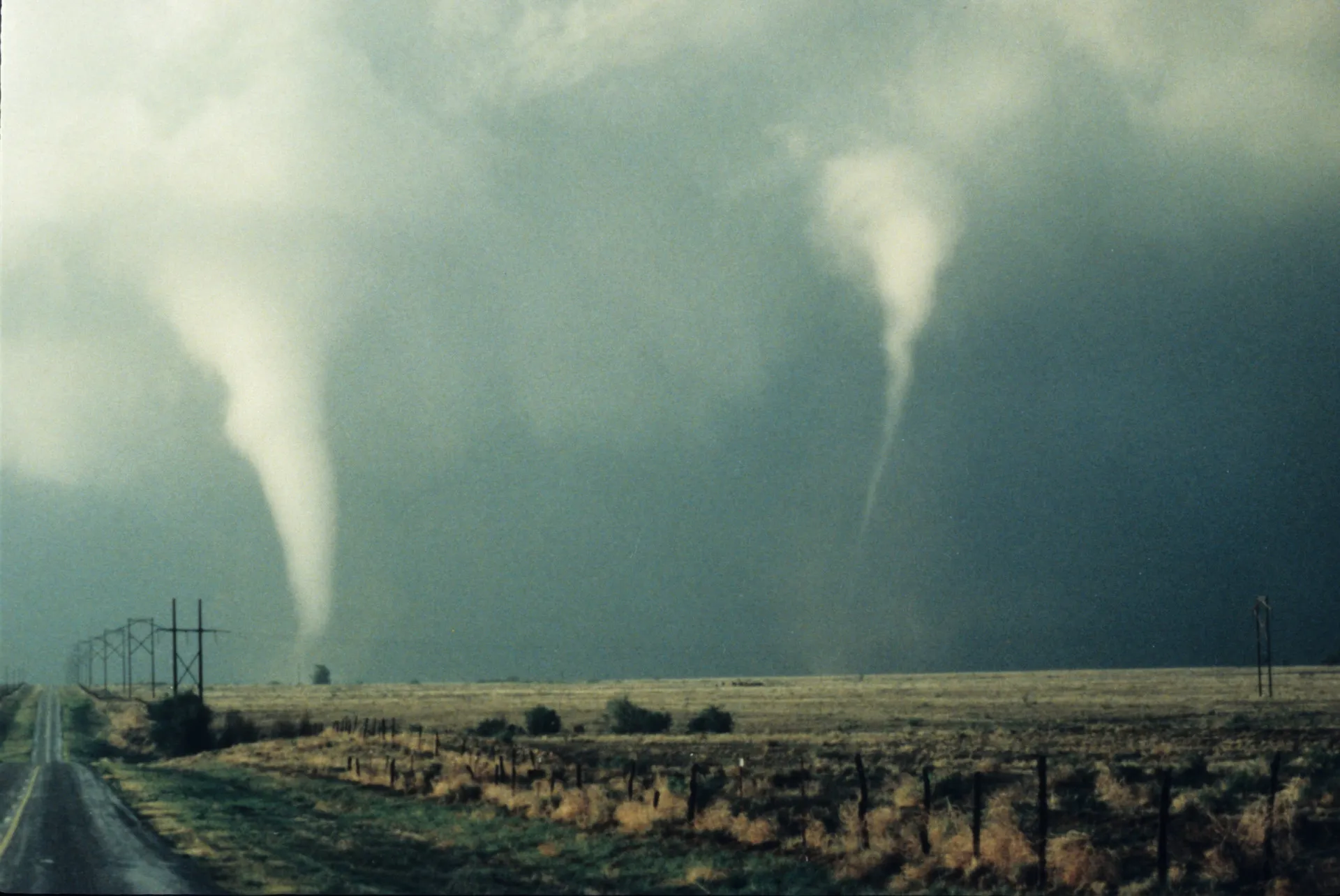 Dois tornados se movendo sobre uma paisagem rural, um espetáculo aterrorizante e raro.