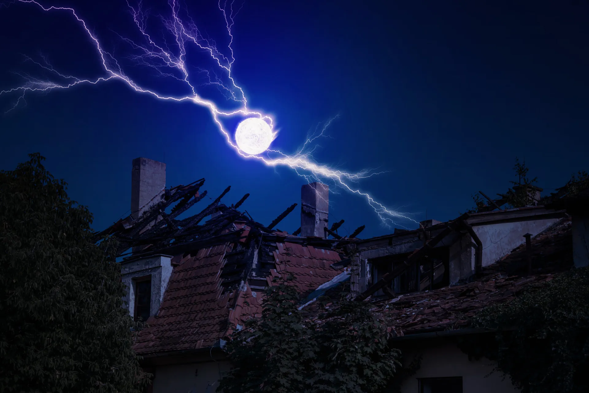Uma esfera de luz brilhante flutuando perto do chão durante uma tempestade, uma ilustração do raio globular.