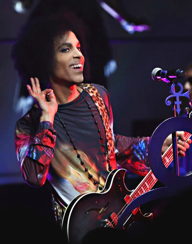 O icônico músico Prince se apresentando no palco.