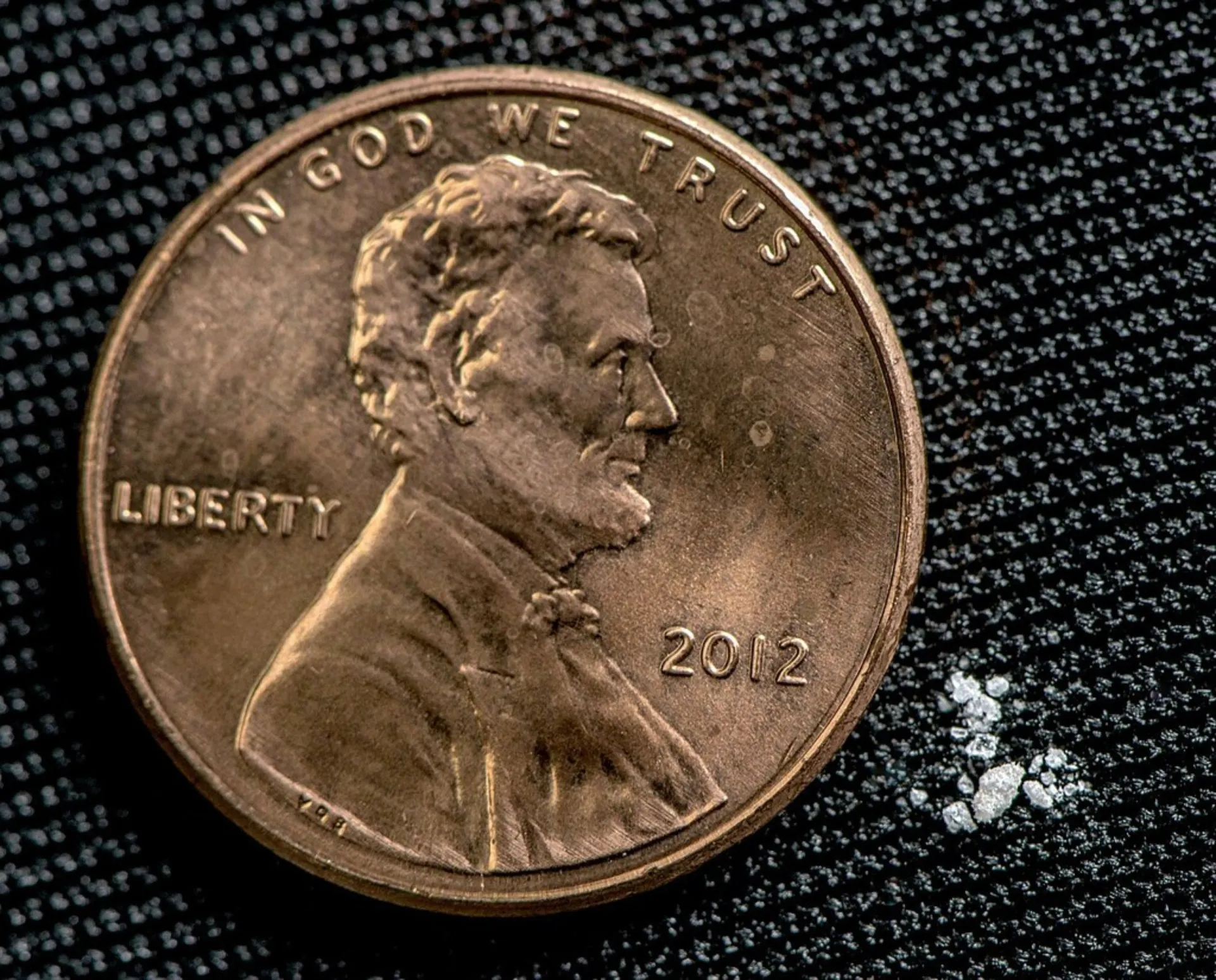 A mesma dose letal de fentanil de dois miligramas ao lado de uma moeda de um centavo.