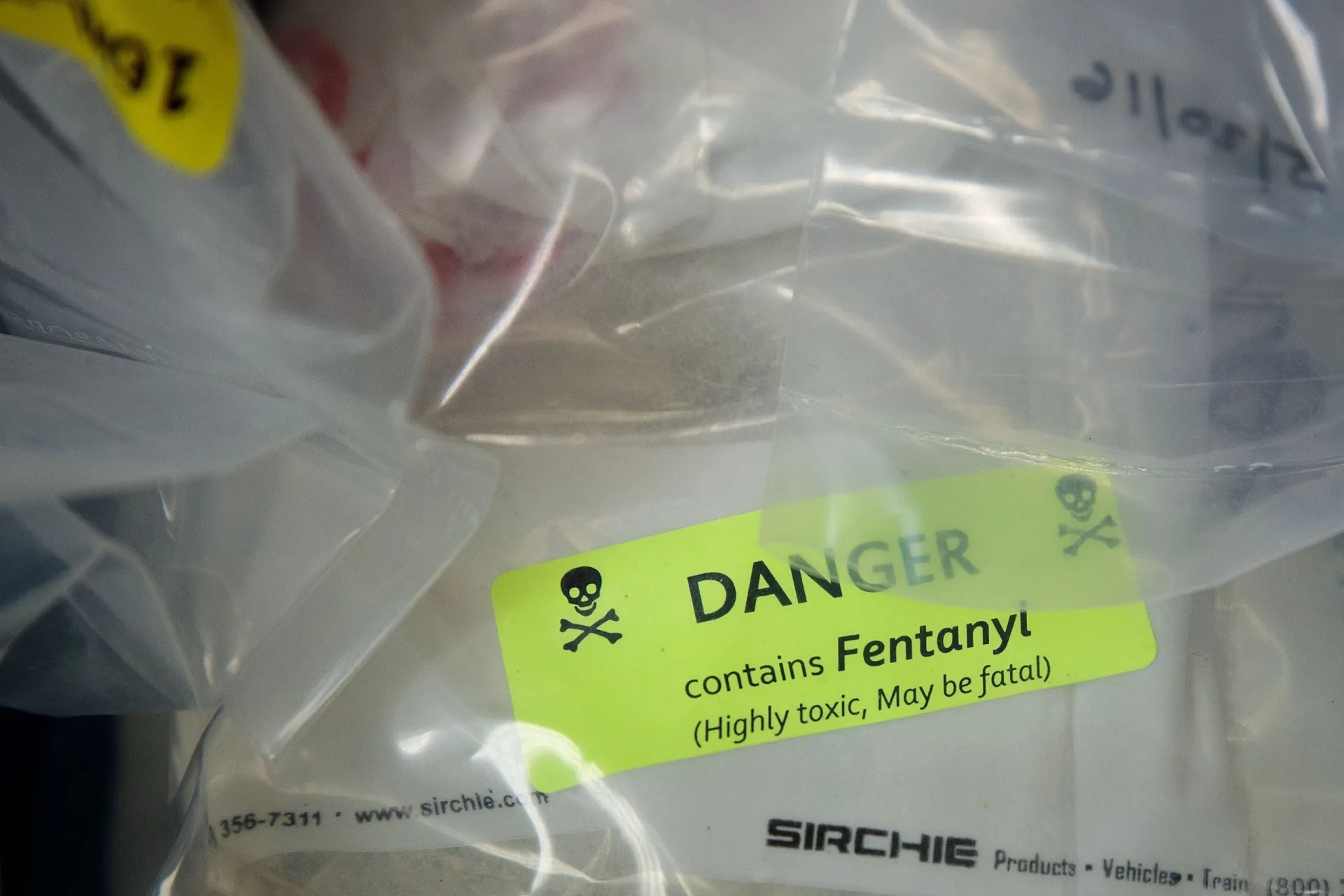 Sacos de heroína apreendidos, alguns deles contendo fentanil misturado.