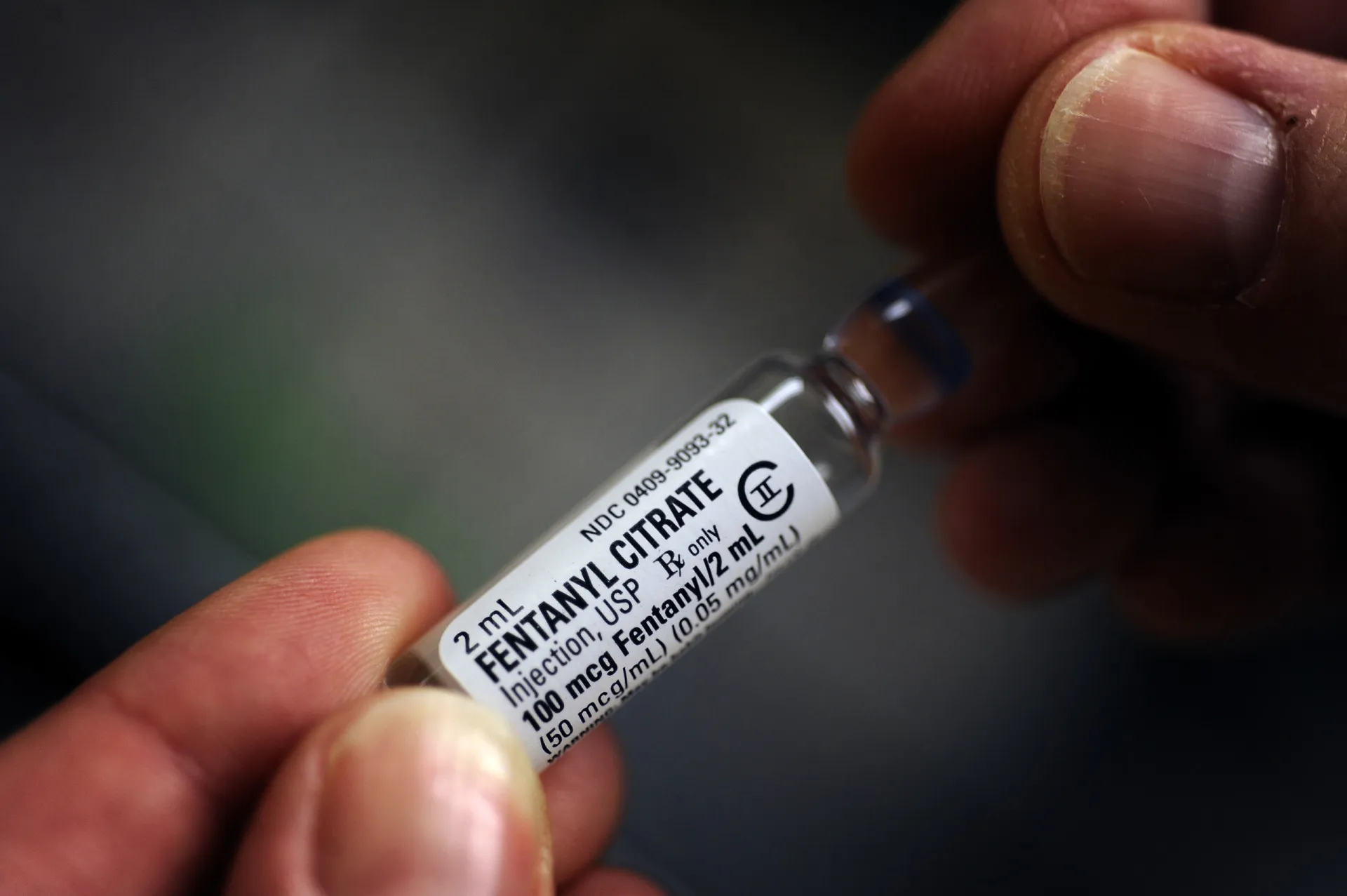 Técnico de laboratório manuseando o que parece ser fentanil em pó.