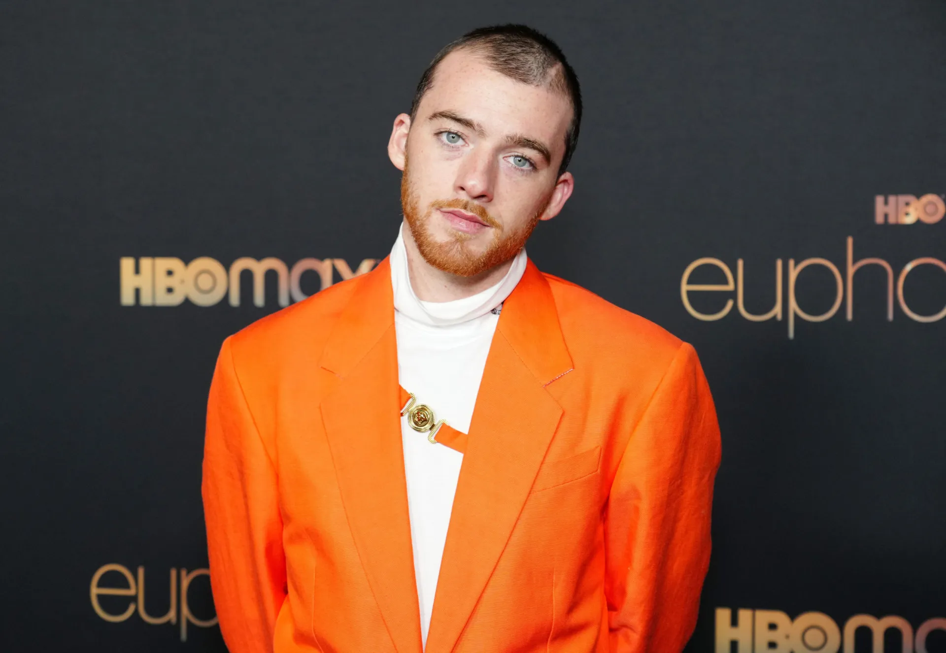O ator Angus Cloud, de 'Euphoria', posando em um evento.
