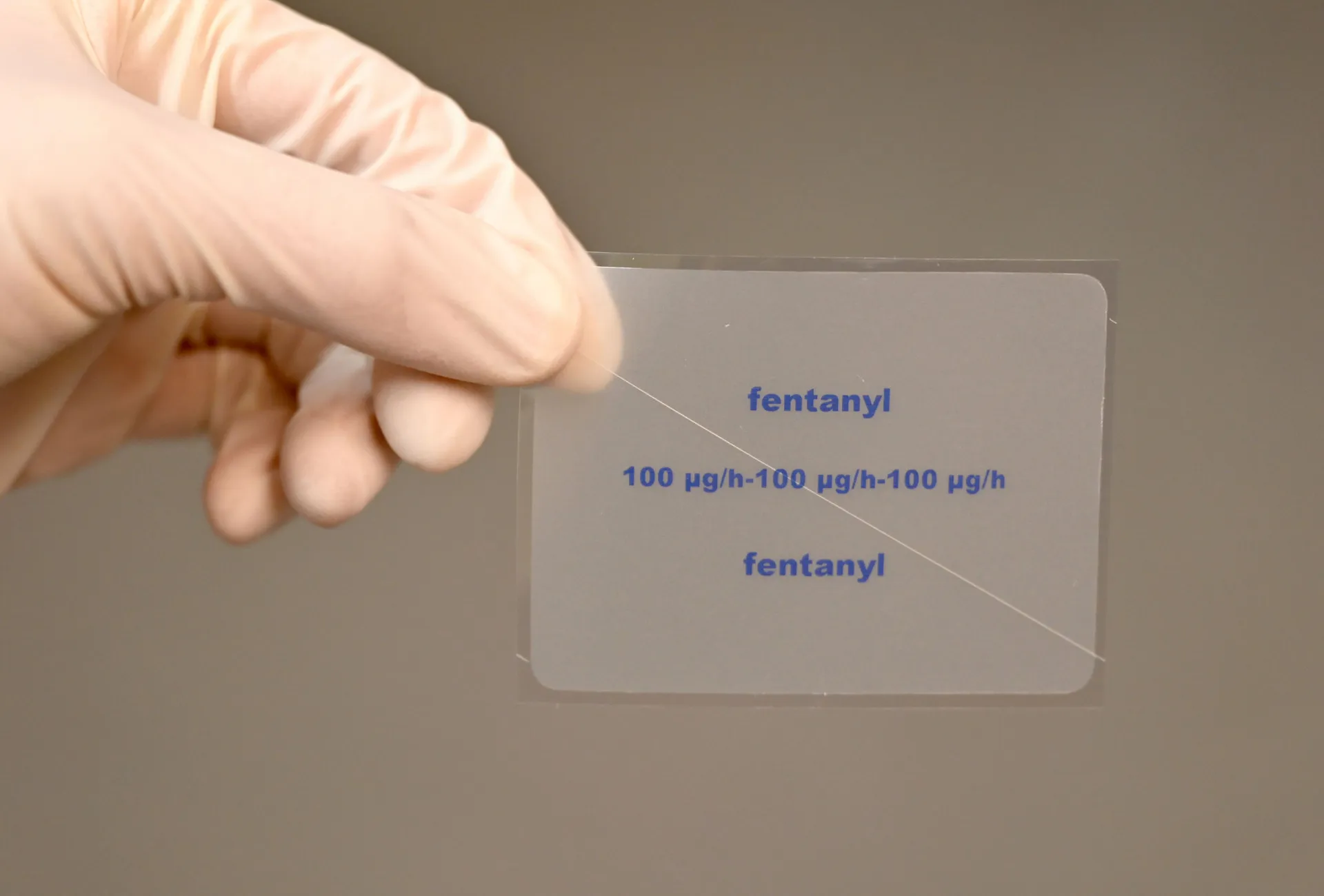 Adesivo transdérmico de fentanil aplicado no braço de um paciente.