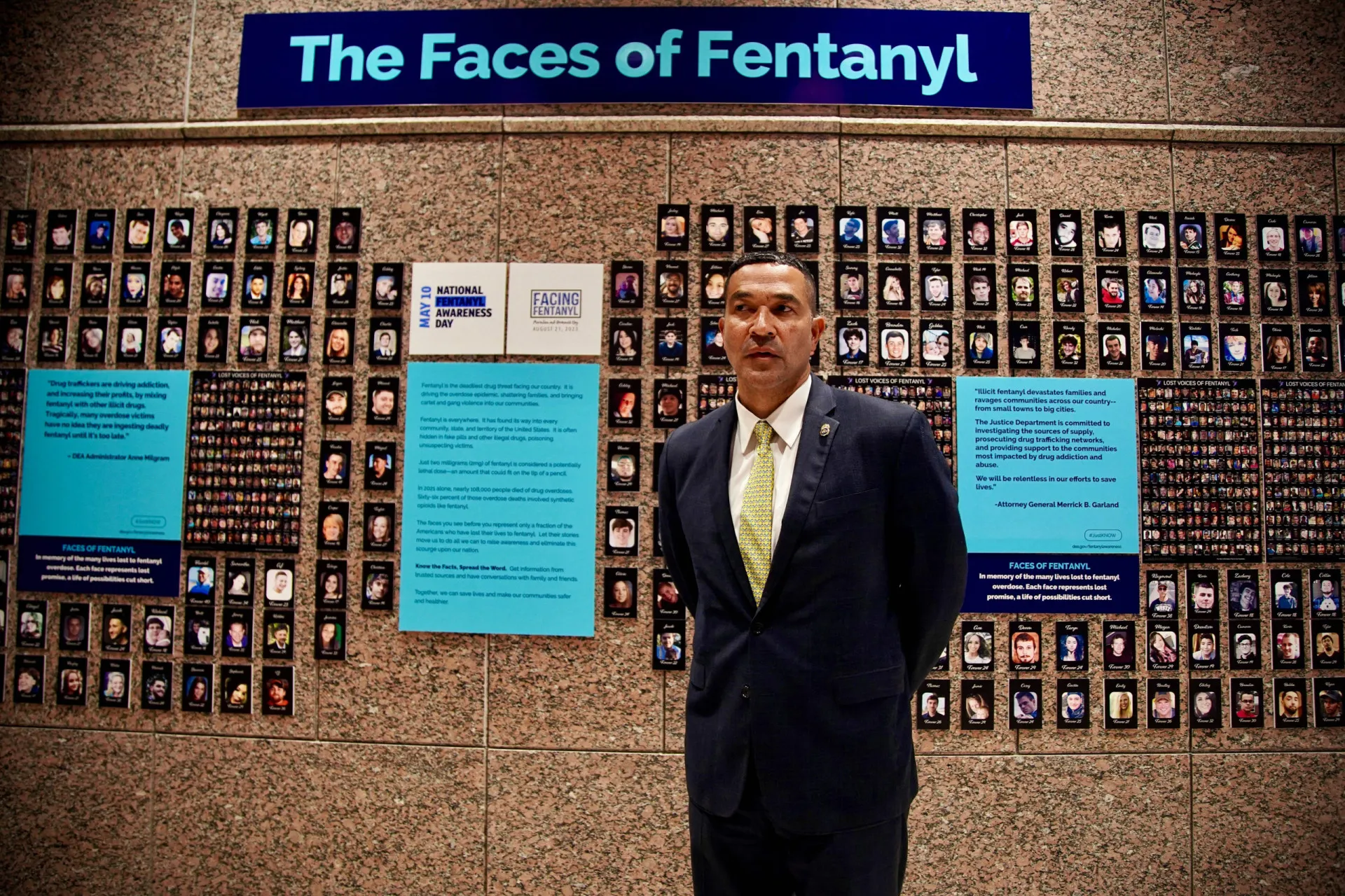 Ray Donovan, chefe de operações da DEA, em frente ao memorial 'The Faces of Fentanyl'.