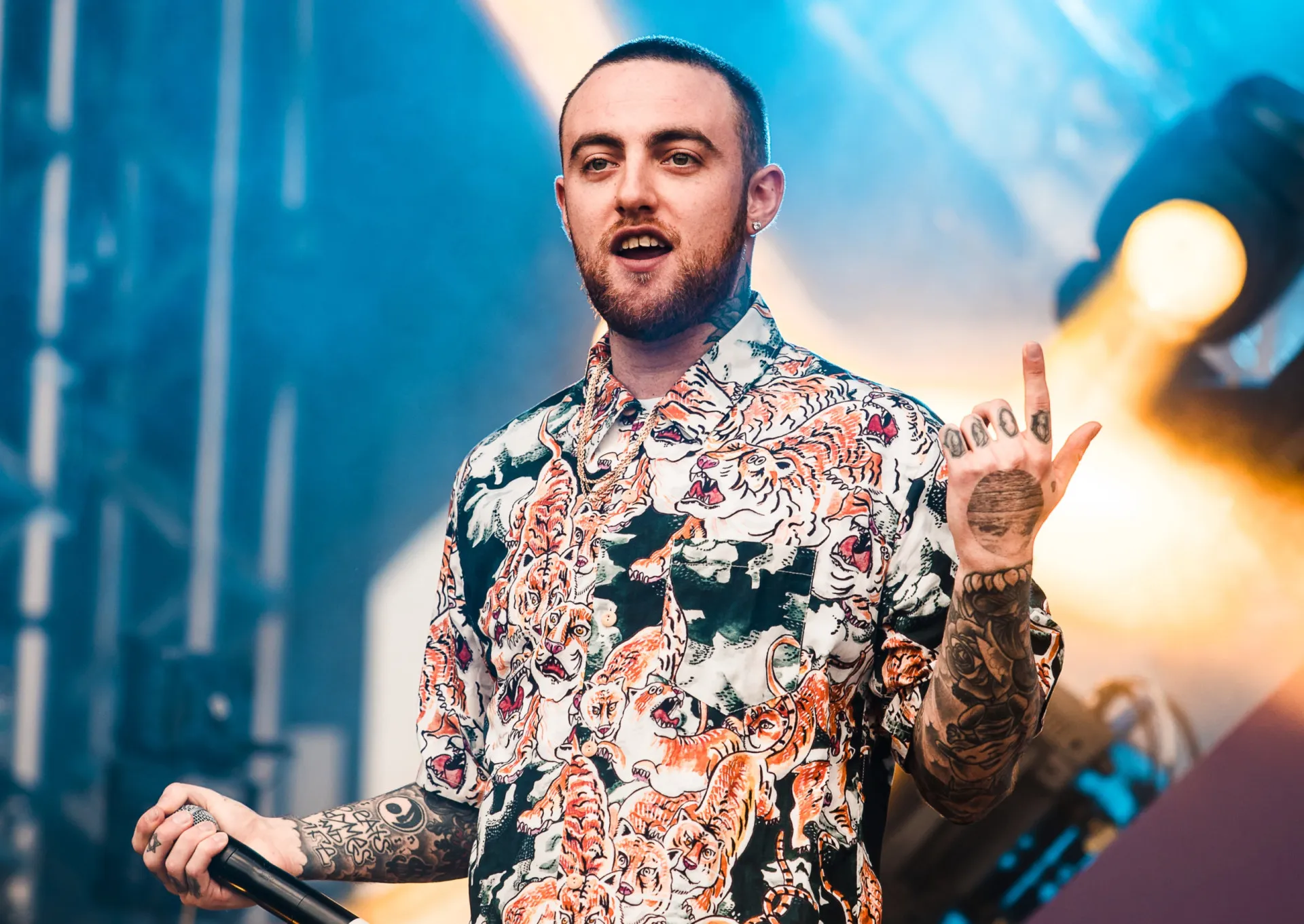 O rapper Mac Miller durante uma apresentação, olhando para a plateia.