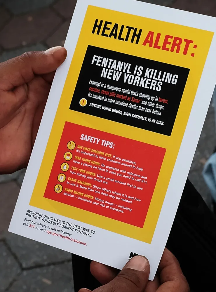 Panfleto de alerta sobre o fentanil distribuído nas ruas de Nova York.