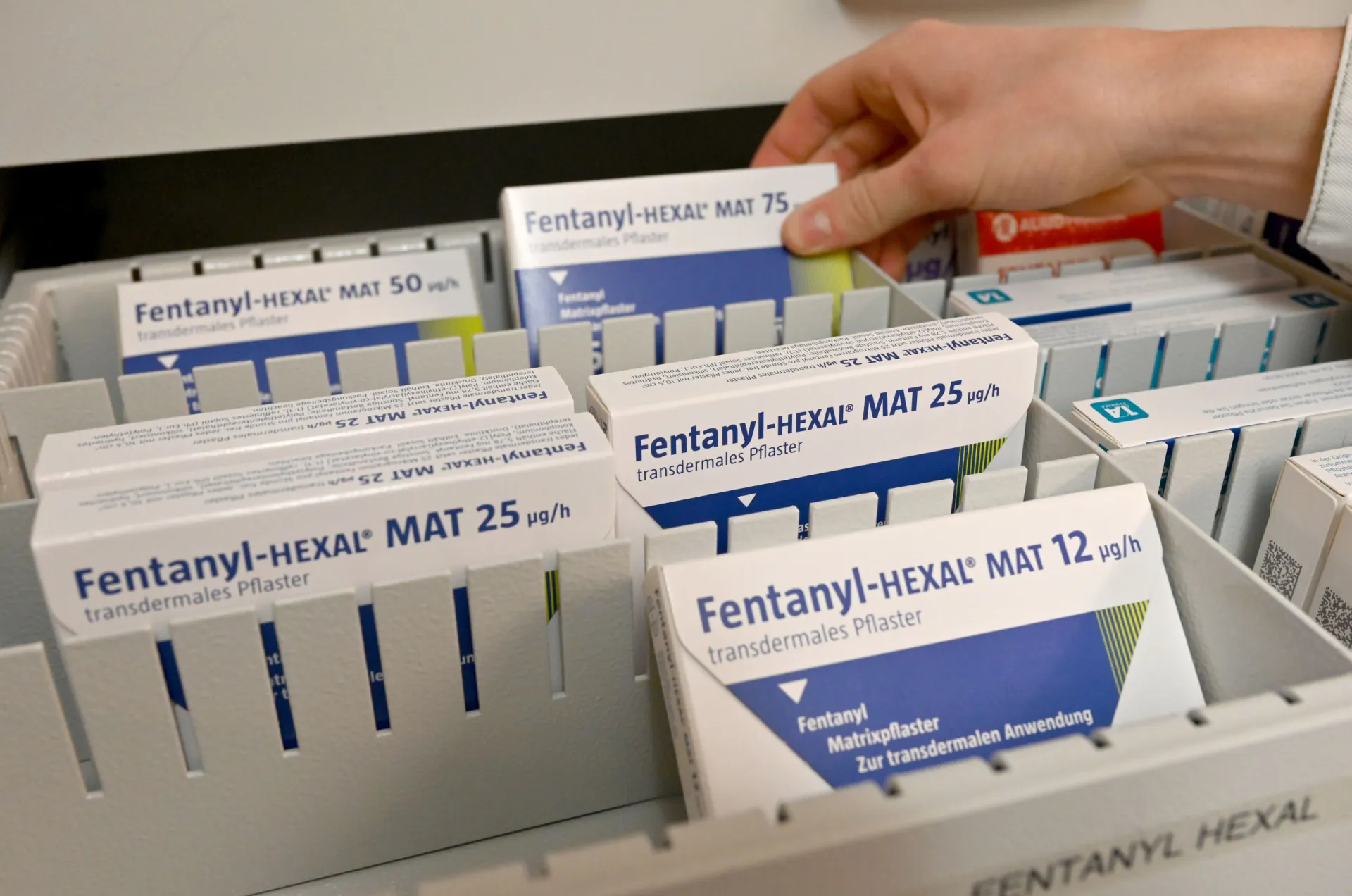 Uma pessoa com expressão de confusão e desorientação, representando os efeitos da droga.