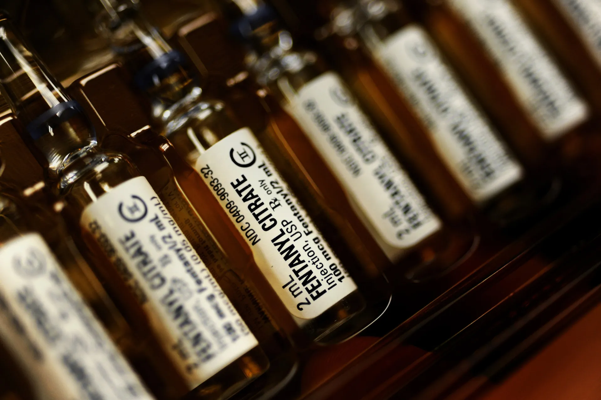 Um frasco de fentanil farmacêutico, destacando seu uso médico original.