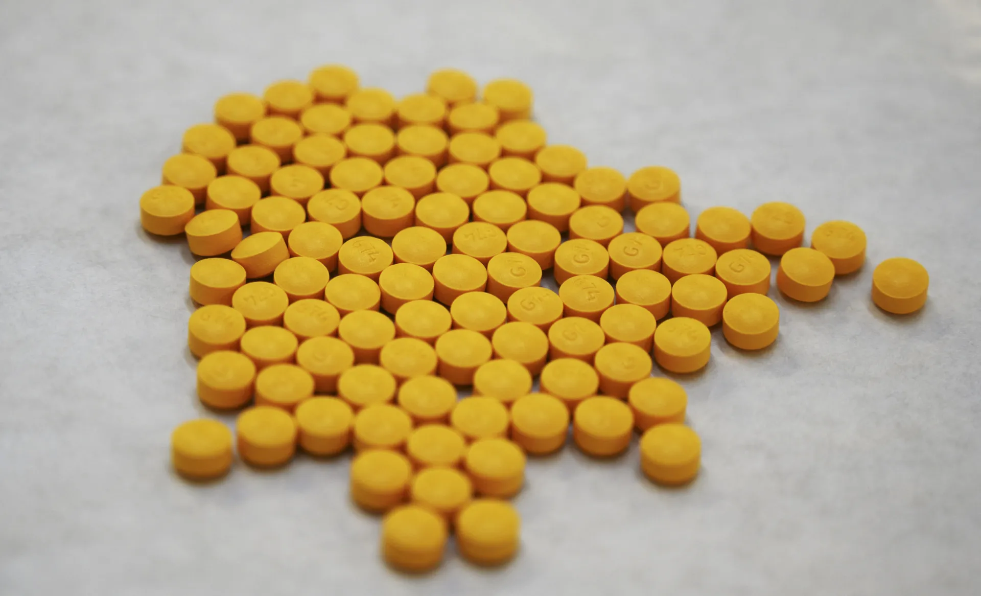Pílulas falsificadas de oxicodona que, na verdade, contêm fentanil.