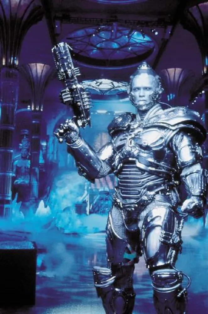 Close-up do rosto de Arnold Schwarzenegger como Senhor Frio, destacando as luzes em sua boca.