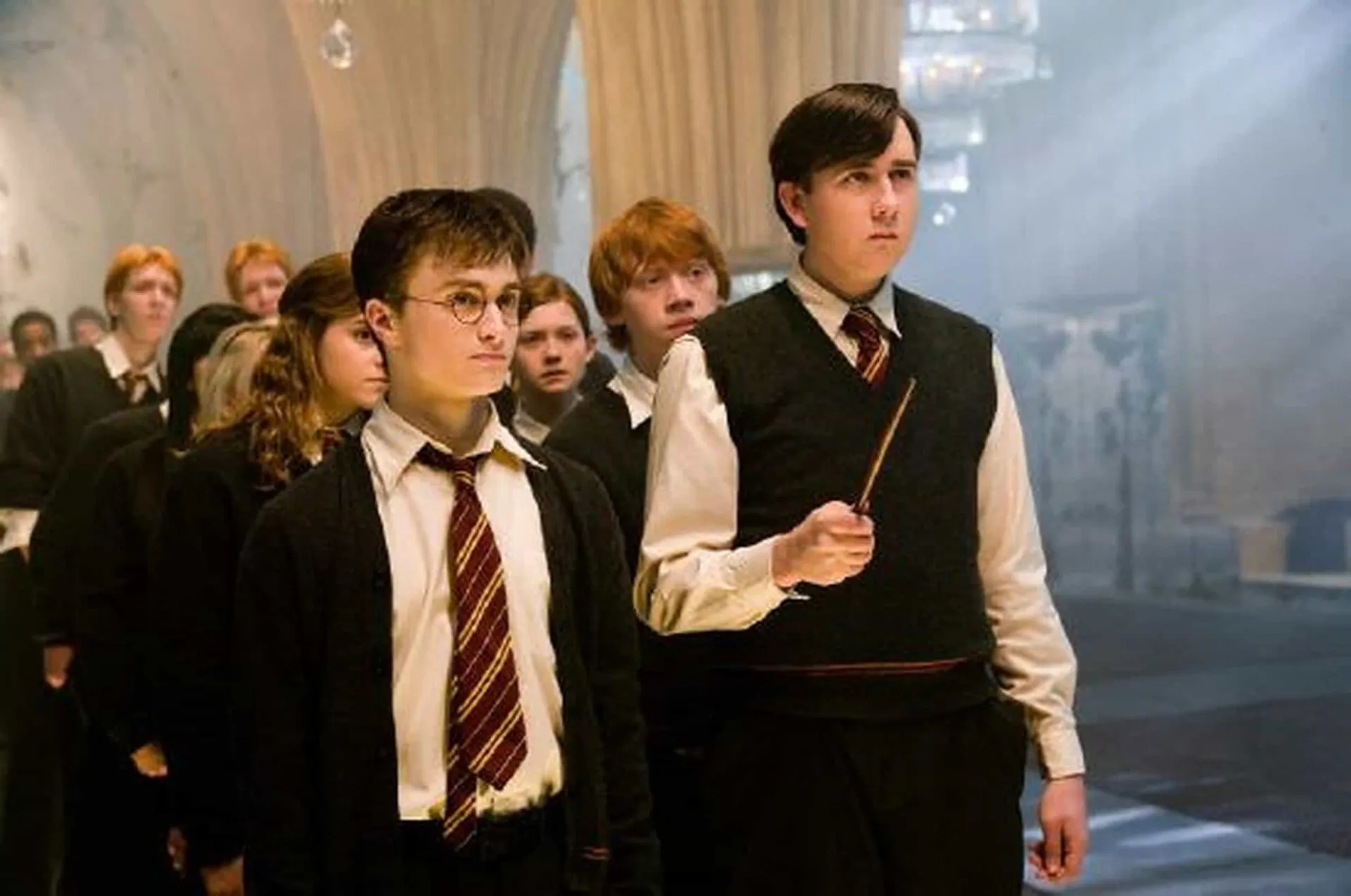 Matthew Lewis como o jovem Neville Longbottom, com dentes falsos e um visual desajeitado.