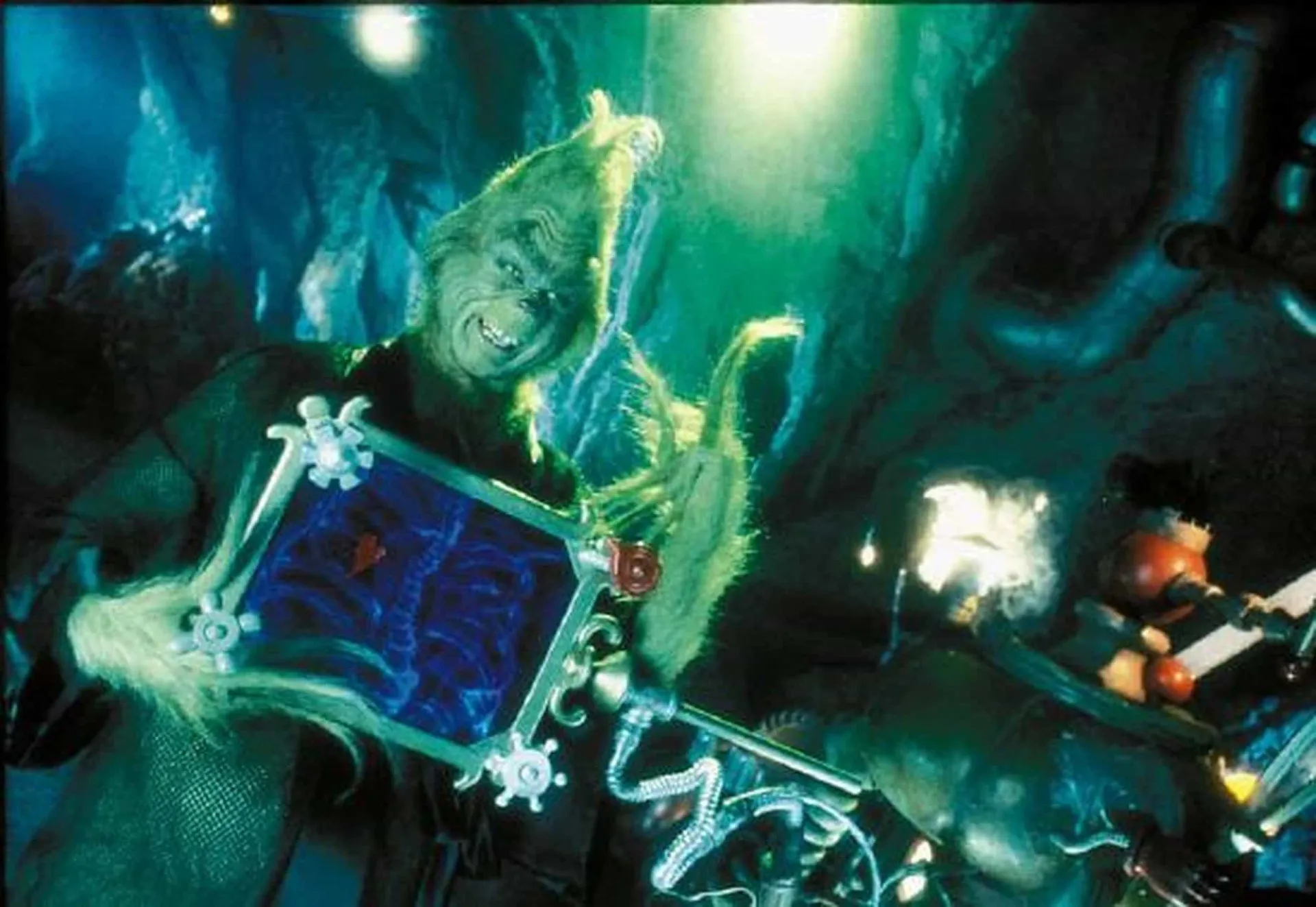 O Grinch de Jim Carrey com uma expressão mal-humorada, refletindo o sentimento do ator nos bastidores.
