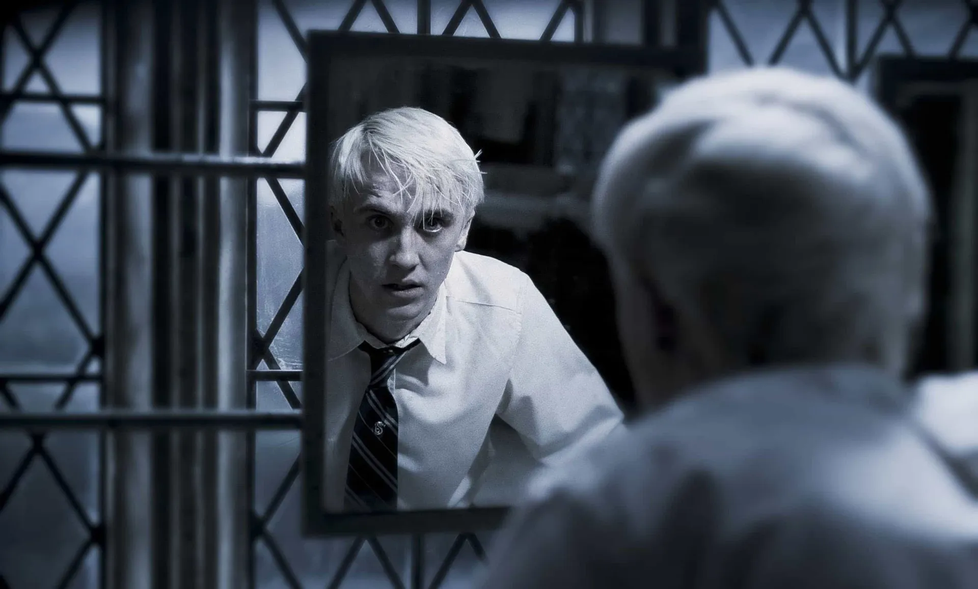 Tom Felton com seu cabelo naturalmente castanho, em contraste com o visual de seu personagem.