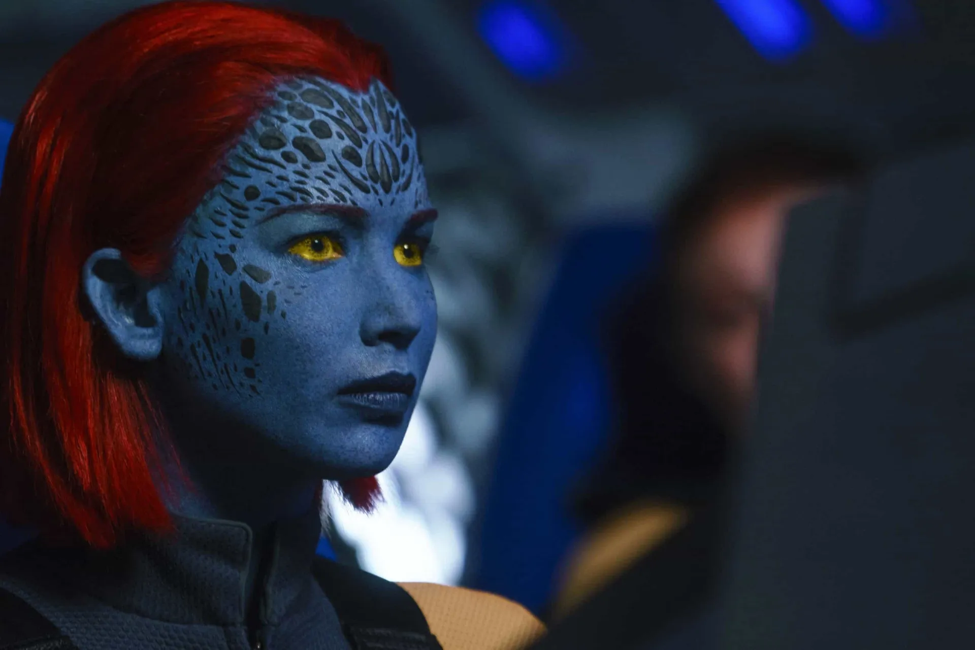 Jennifer Lawrence coberta de tinta azul e próteses para interpretar a personagem Mística em 'X-Men'.