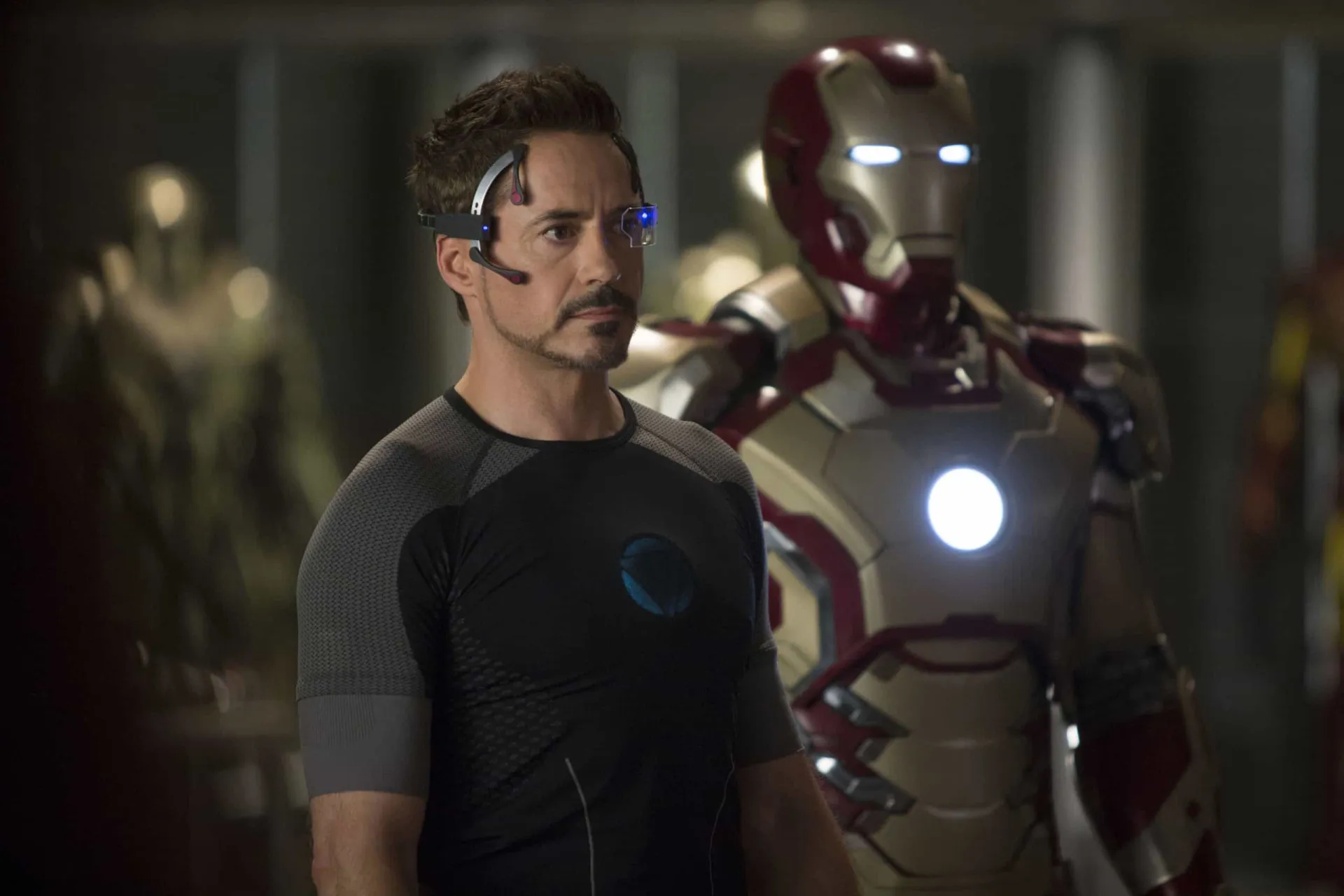 Robert Downey Jr. como Tony Stark, com o capacete do Homem de Ferro sendo adicionado digitalmente.