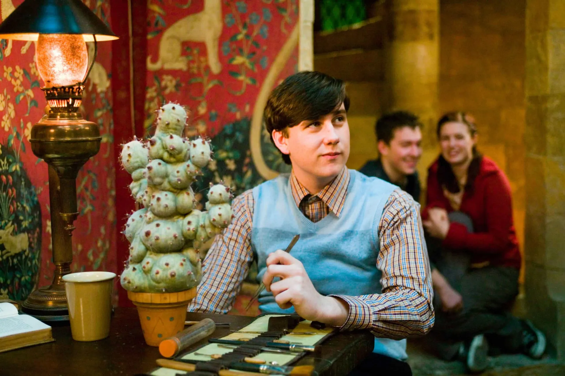 Matthew Lewis em um evento, já adulto e sem a caracterização de Neville, mostrando sua transformação.