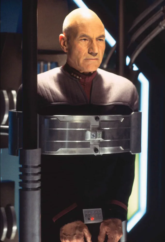 Patrick Stewart como Capitão Jean-Luc Picard, usando o justo uniforme da Frota Estelar.