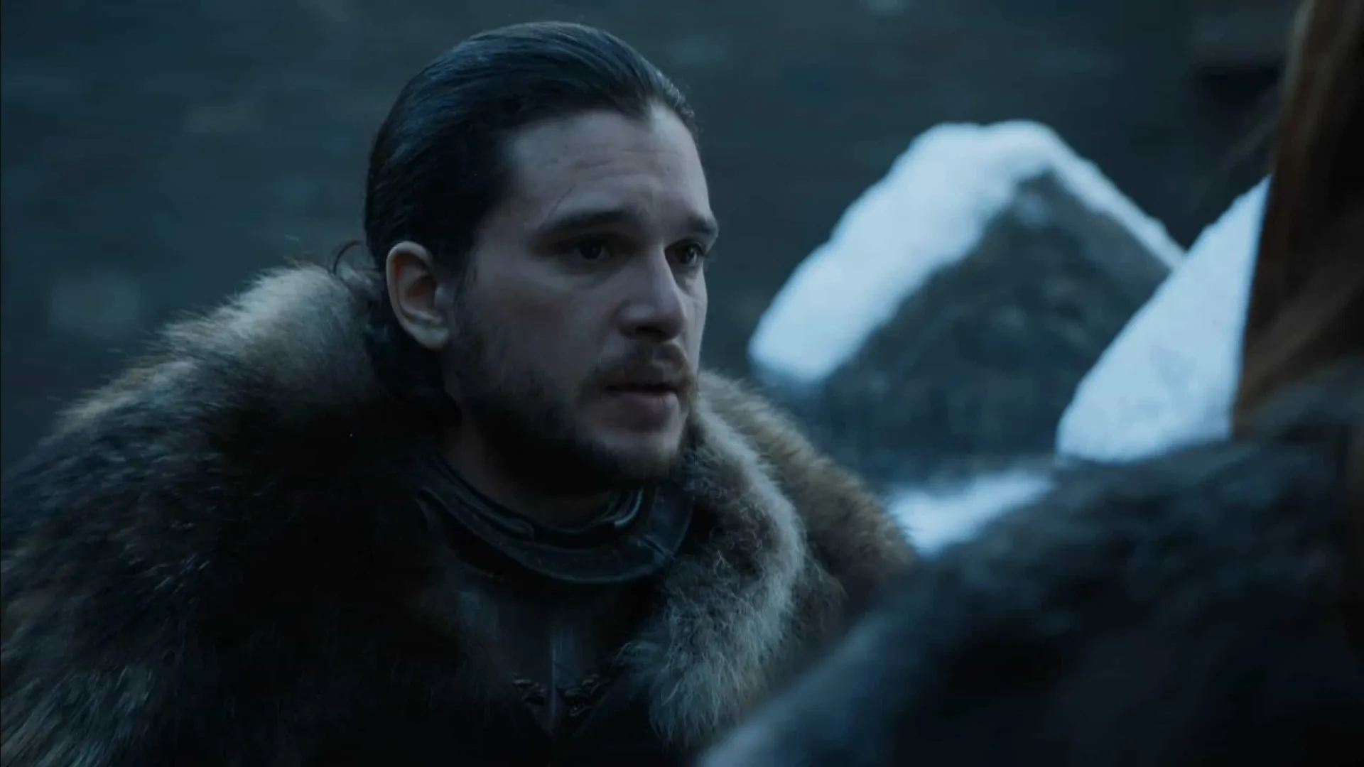 Kit Harington como Jon Snow em 'Game of Thrones', usando o pesado manto de pele da Patrulha da Noite.