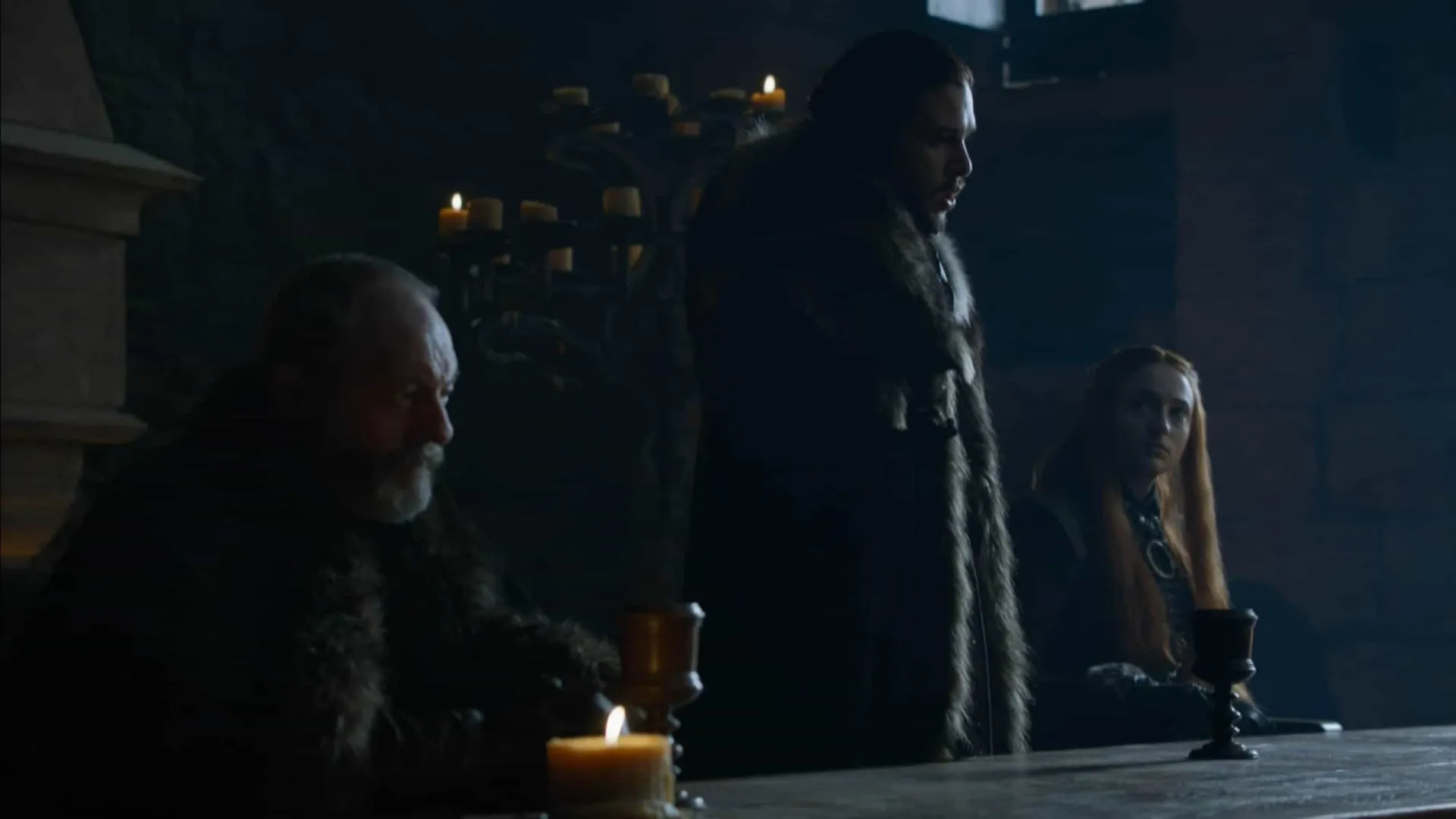 Jon Snow com seu manto em uma cena de batalha, mostrando o quão volumoso e pesado o traje parecia.