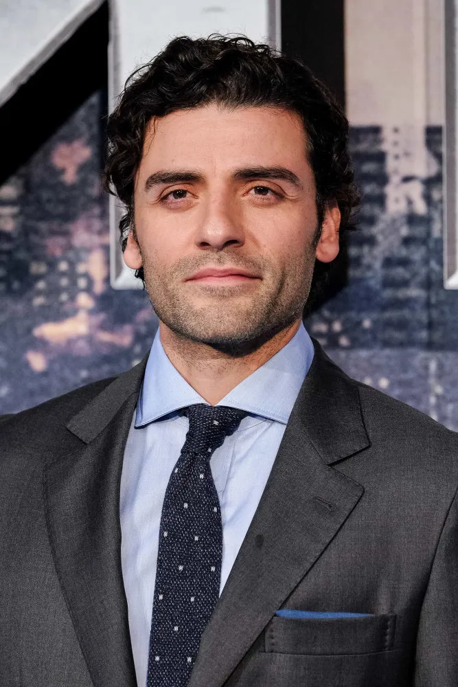 Detalhe do rosto de Oscar Isaac como Apocalipse, mostrando a complexidade da maquiagem e próteses.