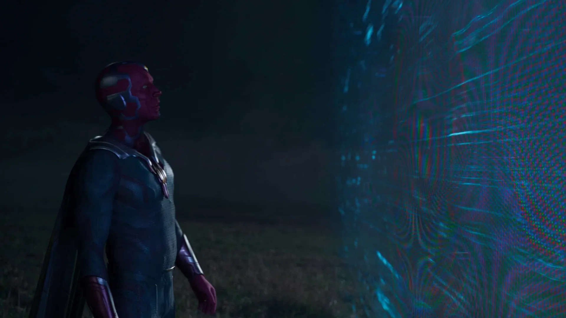 Paul Bettany caracterizado como o personagem Visão, da Marvel, com o rosto pintado e o capacete.