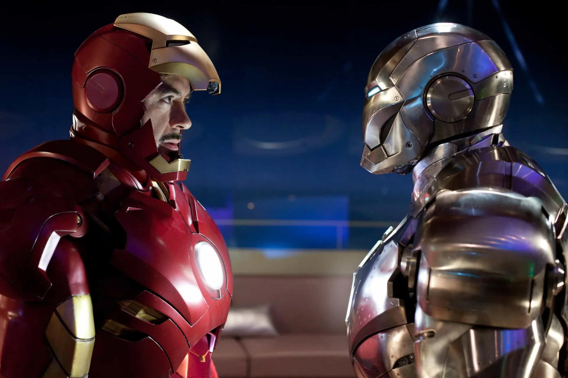 Robert Downey Jr. usando a primeira versão prática da armadura do Homem de Ferro.