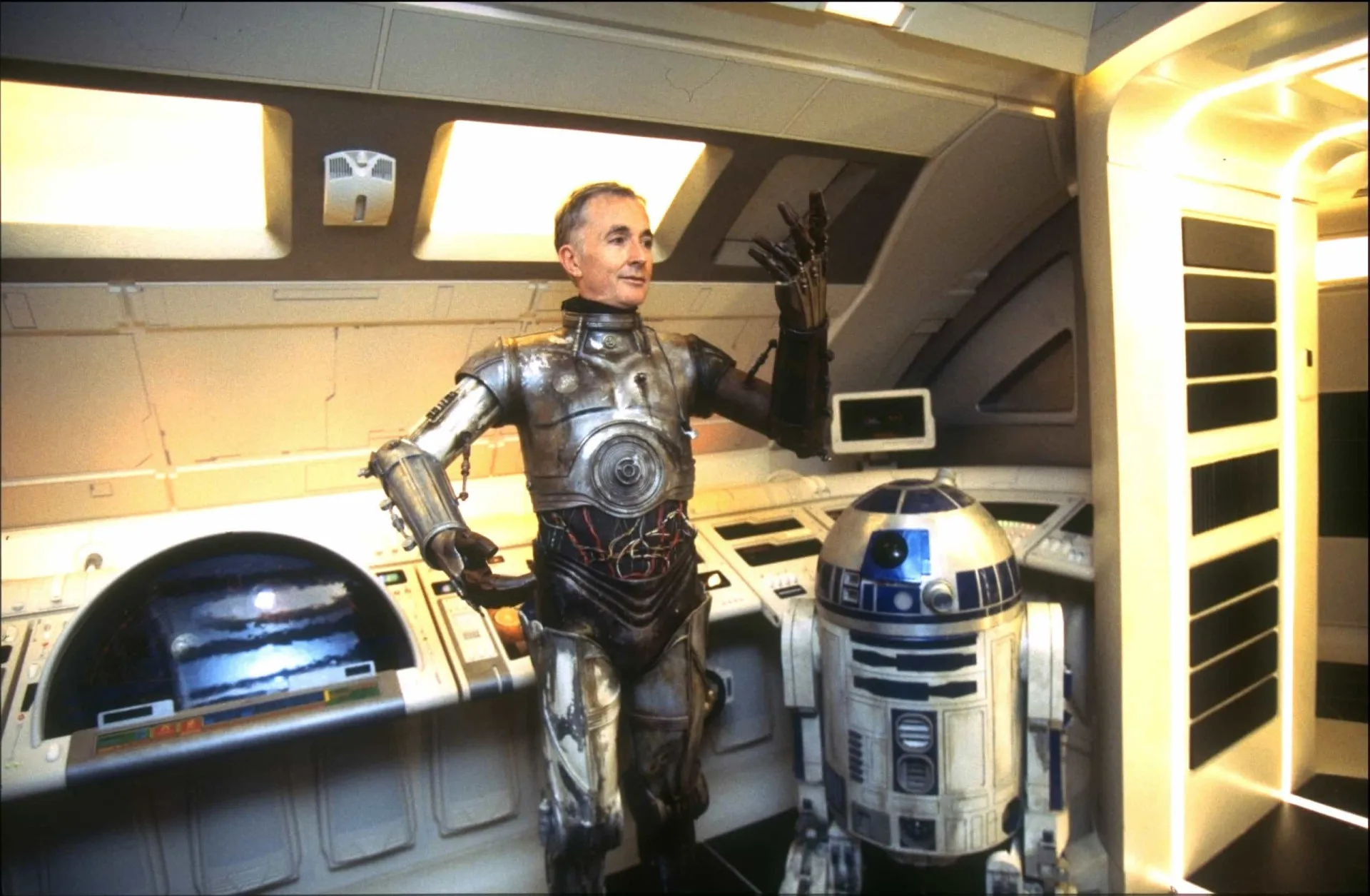C3PO em uma cena do deserto de Tatooine, um ambiente que tornava o uso do traje ainda mais difícil.