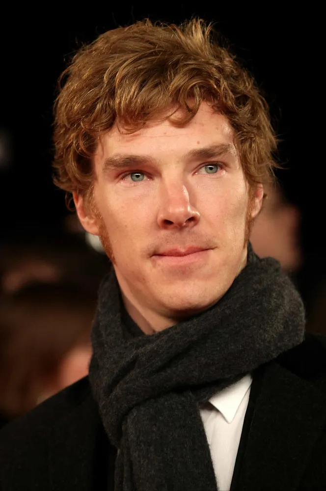Benedict Cumberbatch em público, com um estilo que lembra o de seu personagem Sherlock.