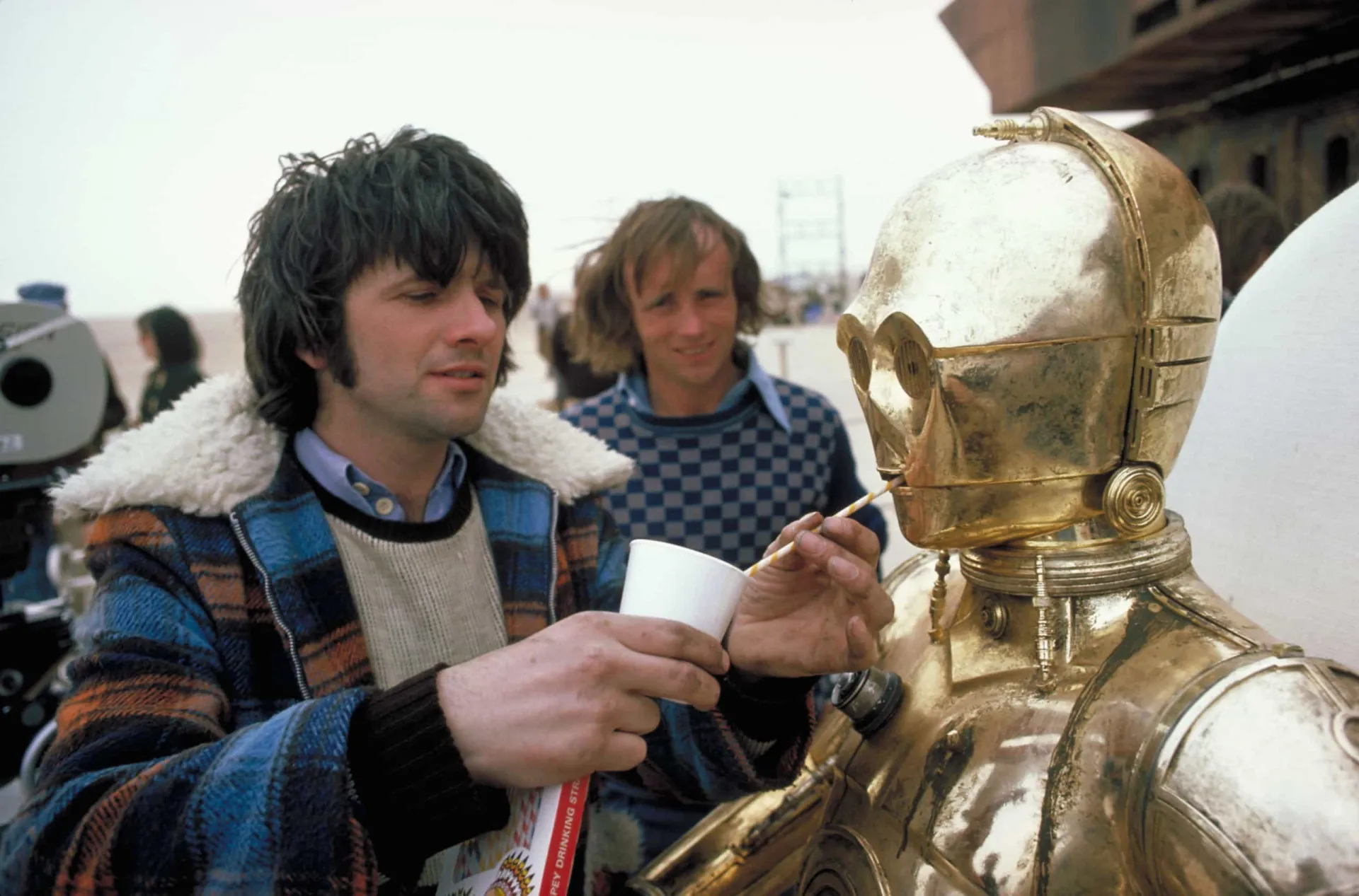 Anthony Daniels dentro do traje dourado e rígido do droide C3PO em 'Star Wars'.