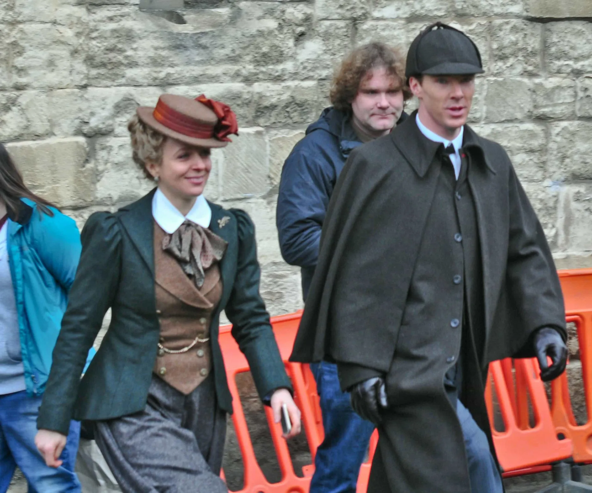 Benedict Cumberbatch como Sherlock Holmes, vestindo um de seus ternos bem cortados e o famoso sobretudo.