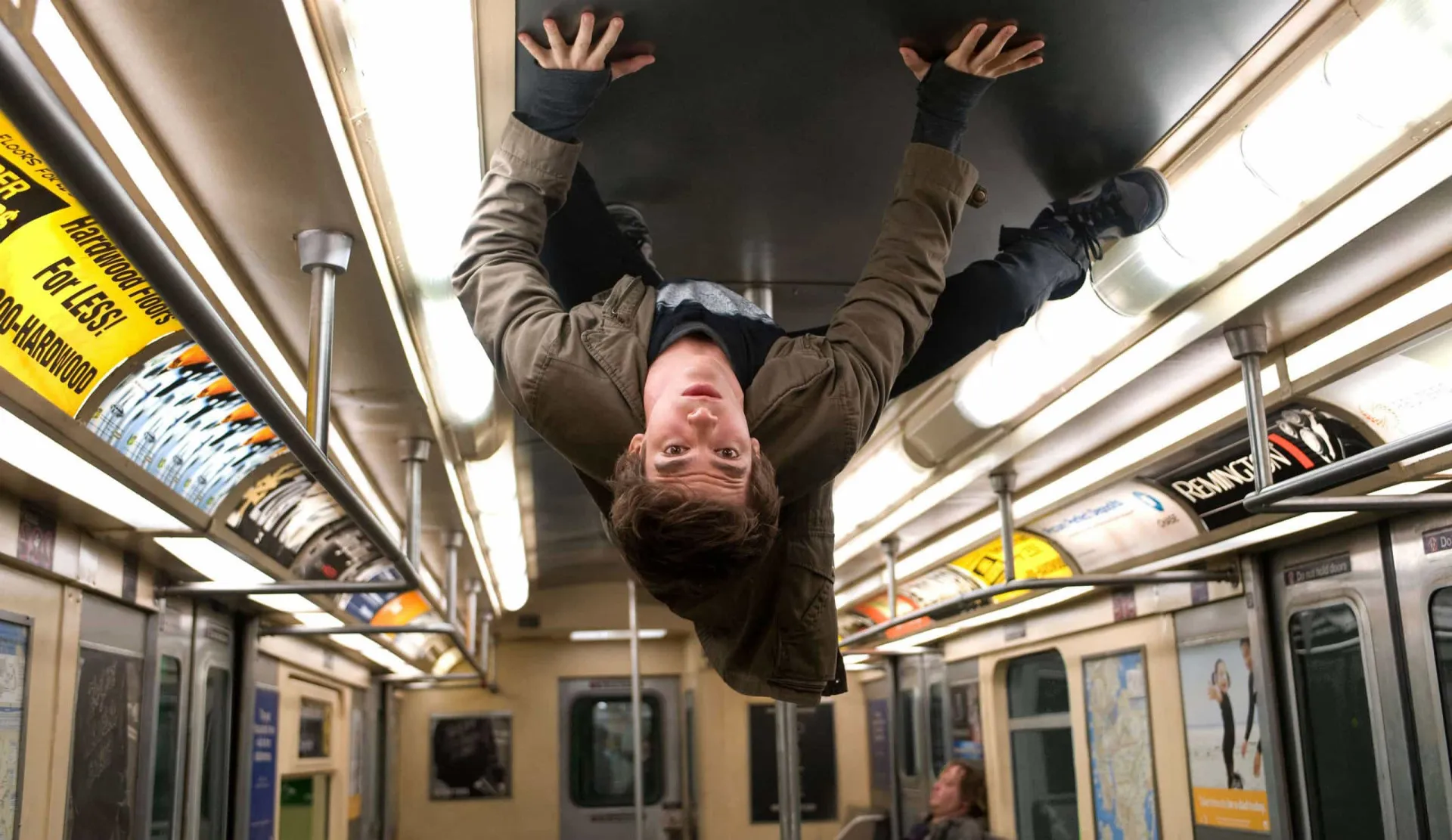 Andrew Garfield como Homem-Aranha em uma cena de ação, com o traje destacando sua silhueta.