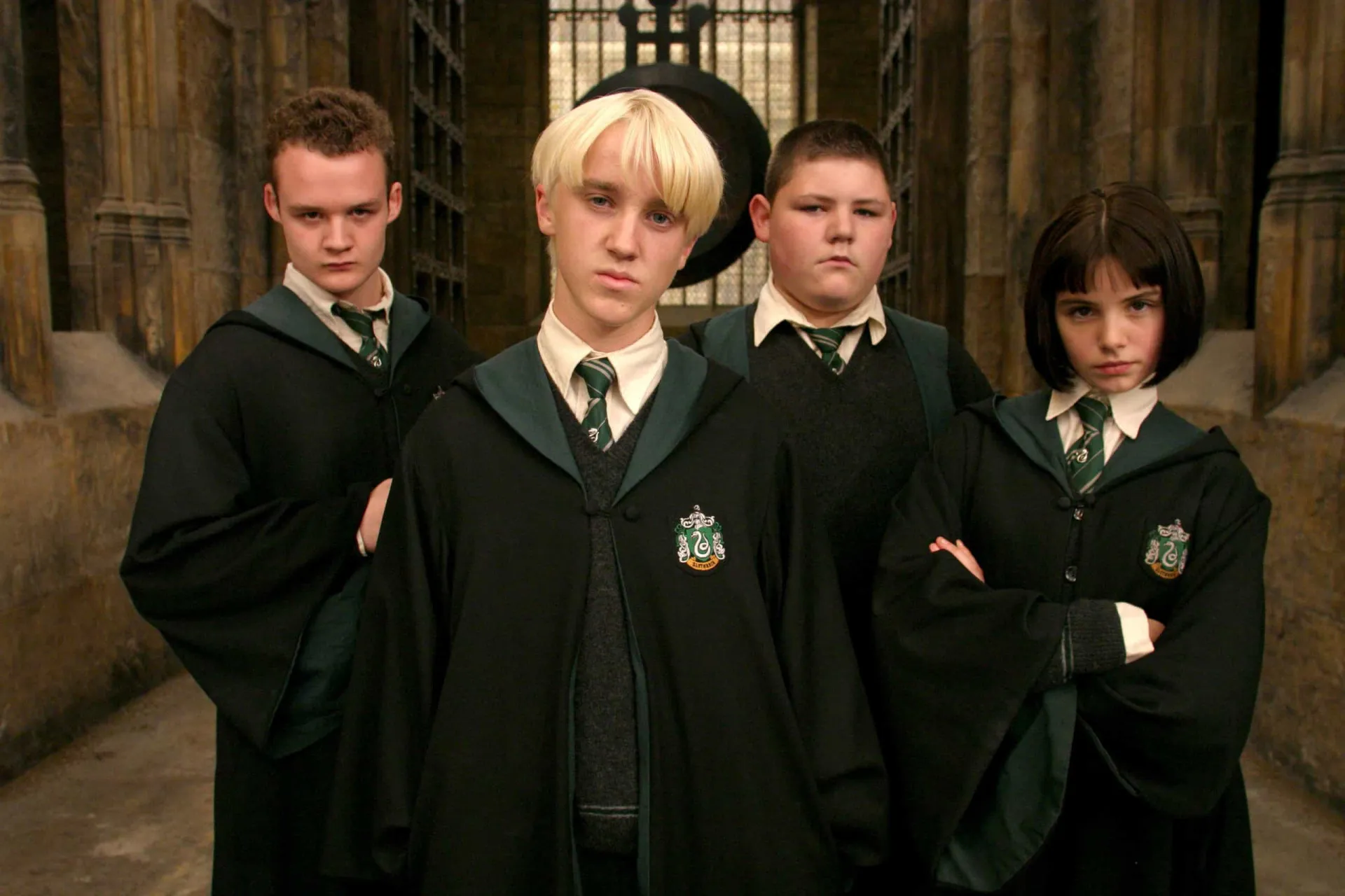 Tom Felton como Draco Malfoy na saga 'Harry Potter', com seu característico cabelo loiro platinado.