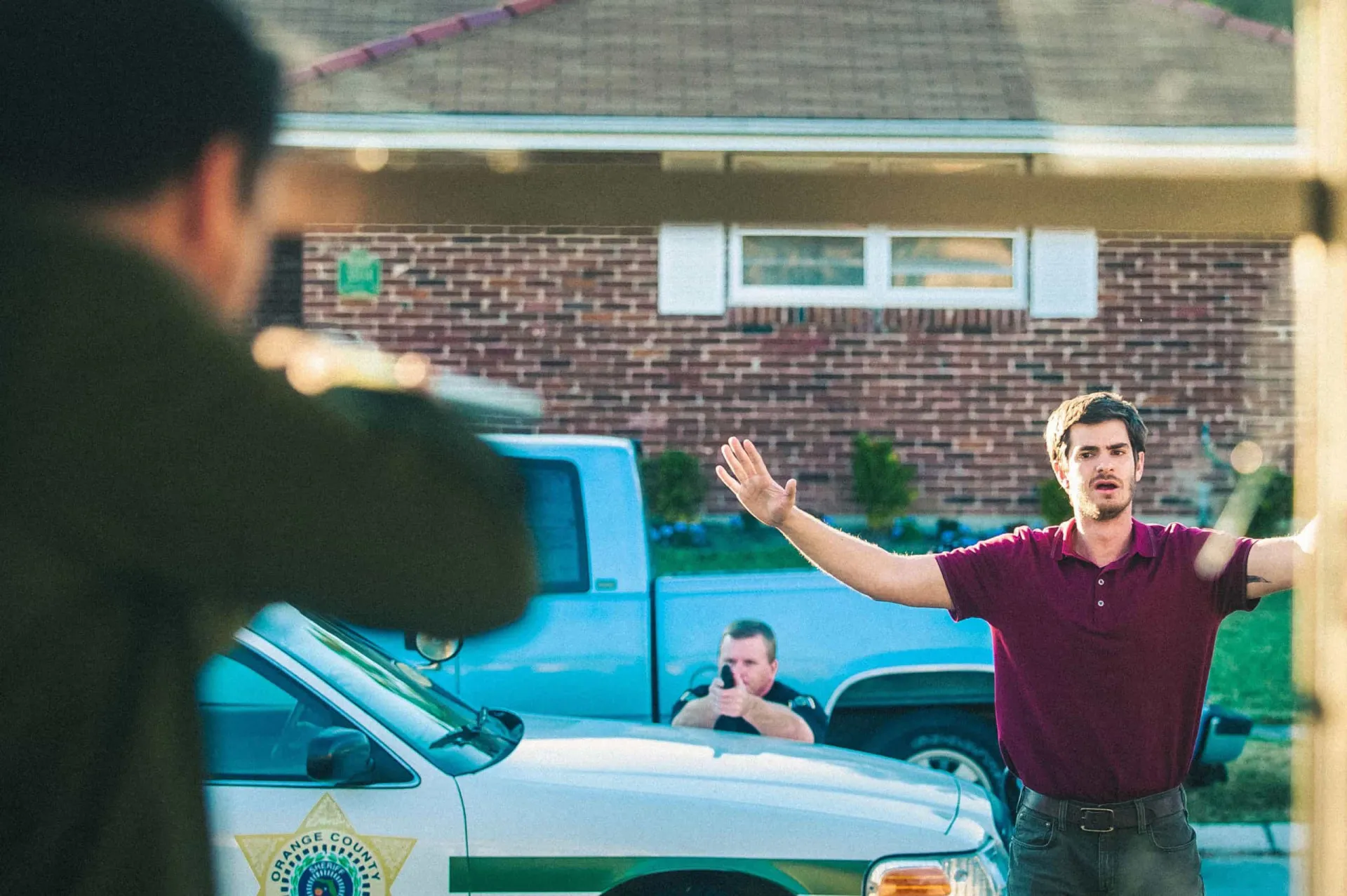 Andrew Garfield em uma cena dramática do filme '99 Casas'.