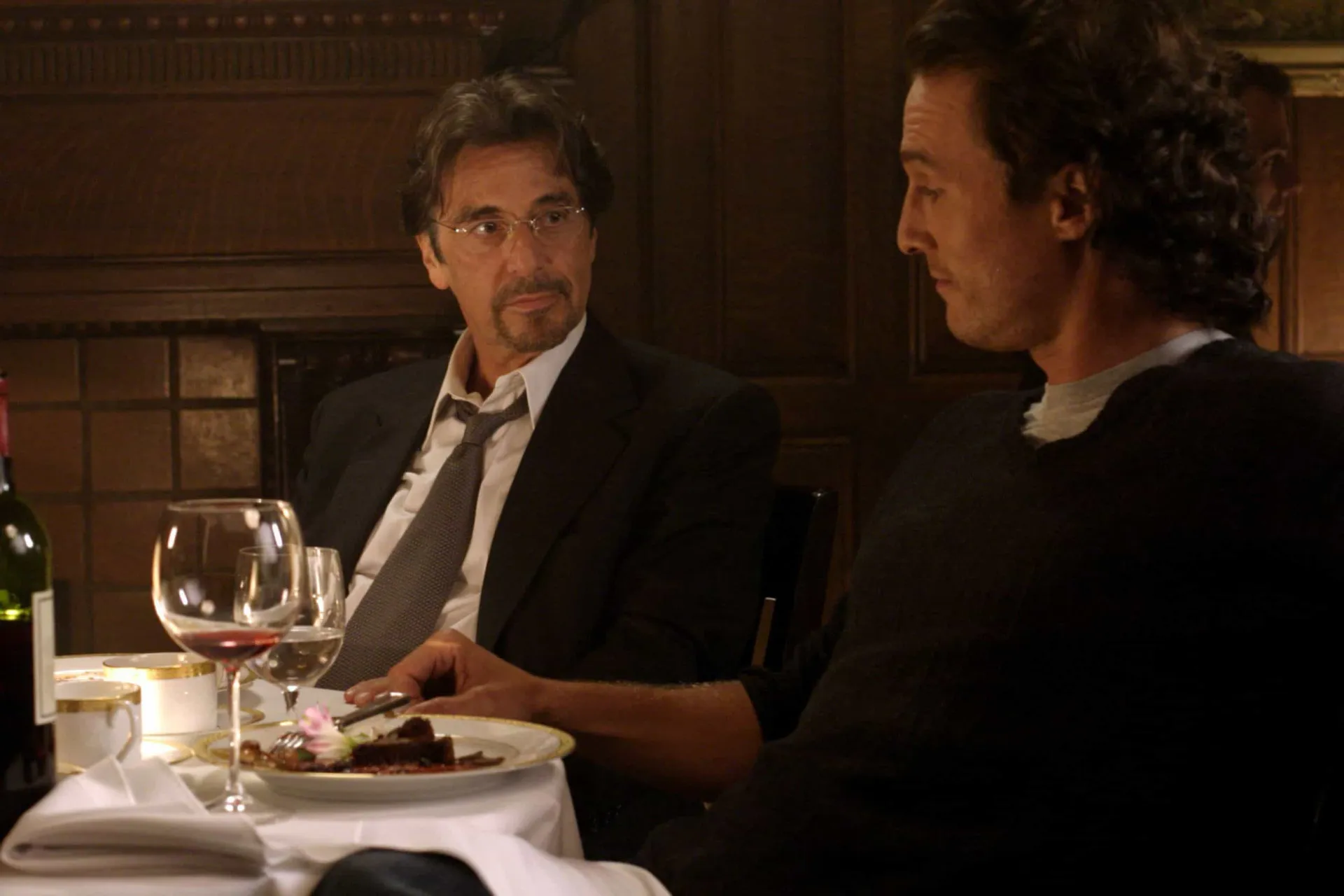 Matthew McConaughey e Al Pacino em cena do filme 'Tudo por Dinheiro'.