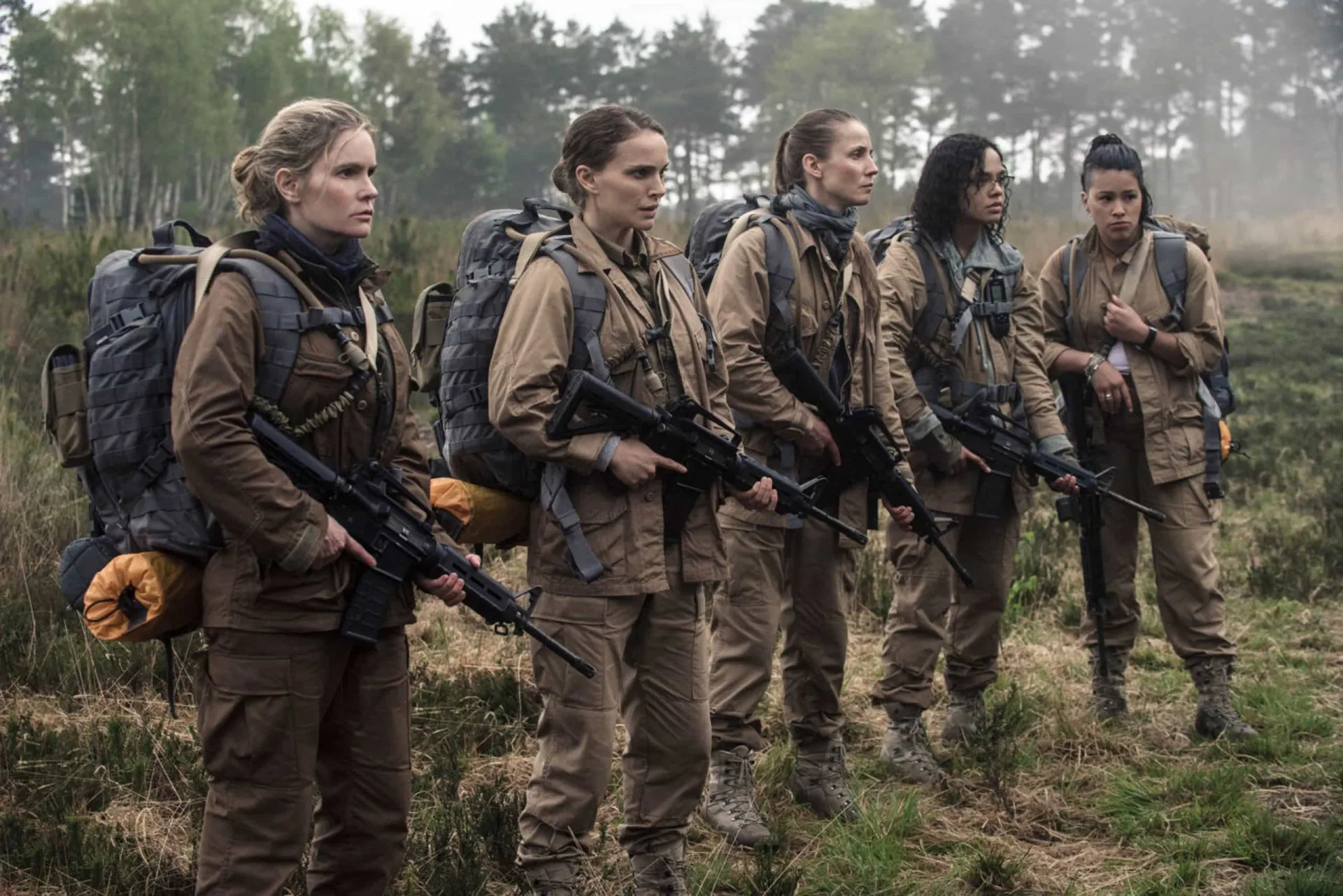 Natalie Portman e sua equipe explorando a misteriosa 'Área X' no filme 'Aniquilação'.