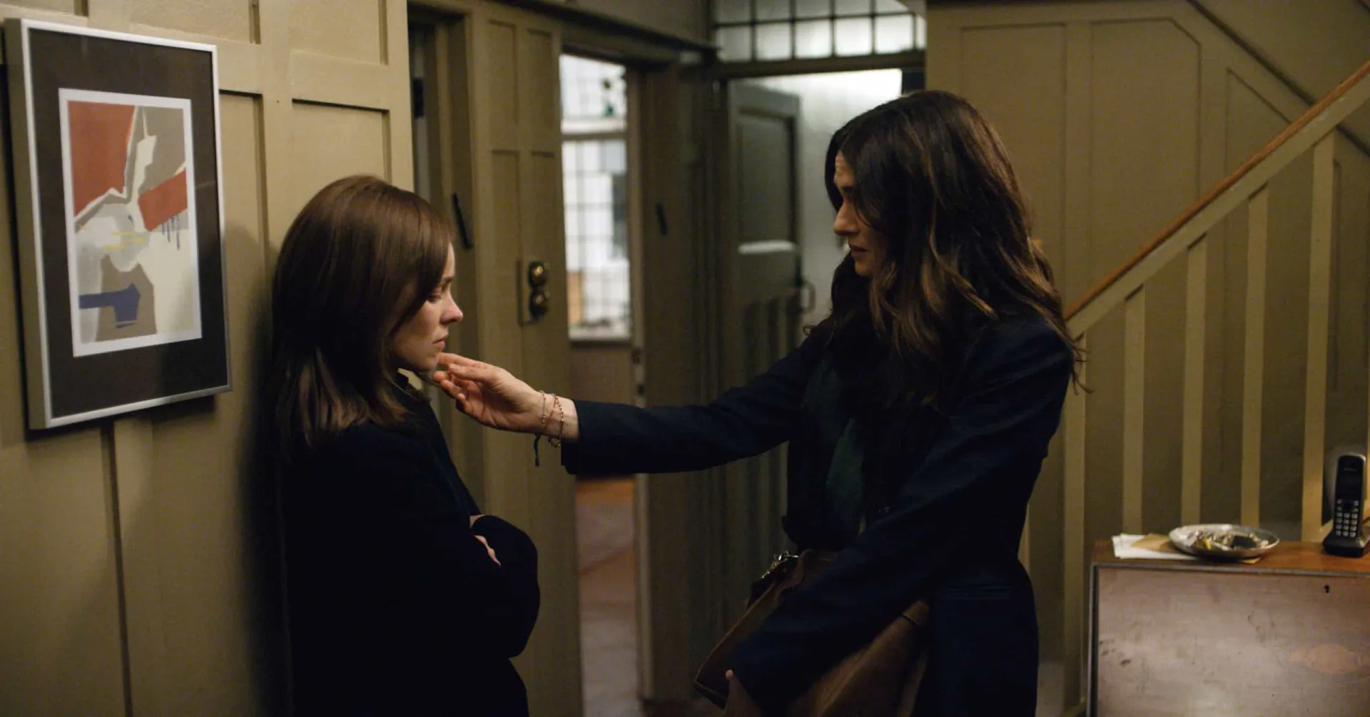 Rachel Weisz e Rachel McAdams em uma cena intensa do filme 'Desobediência'.