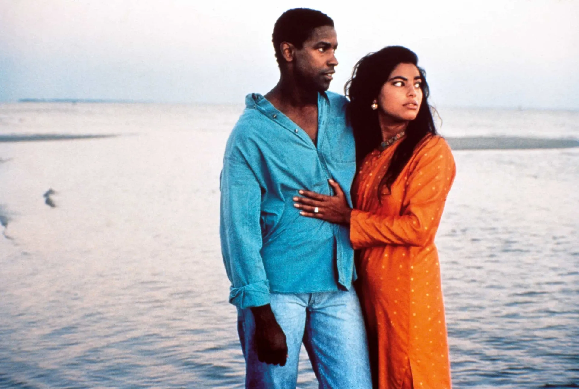 Denzel Washington e Sarita Choudhury como um casal interracial no filme 'Mississippi Masala'.