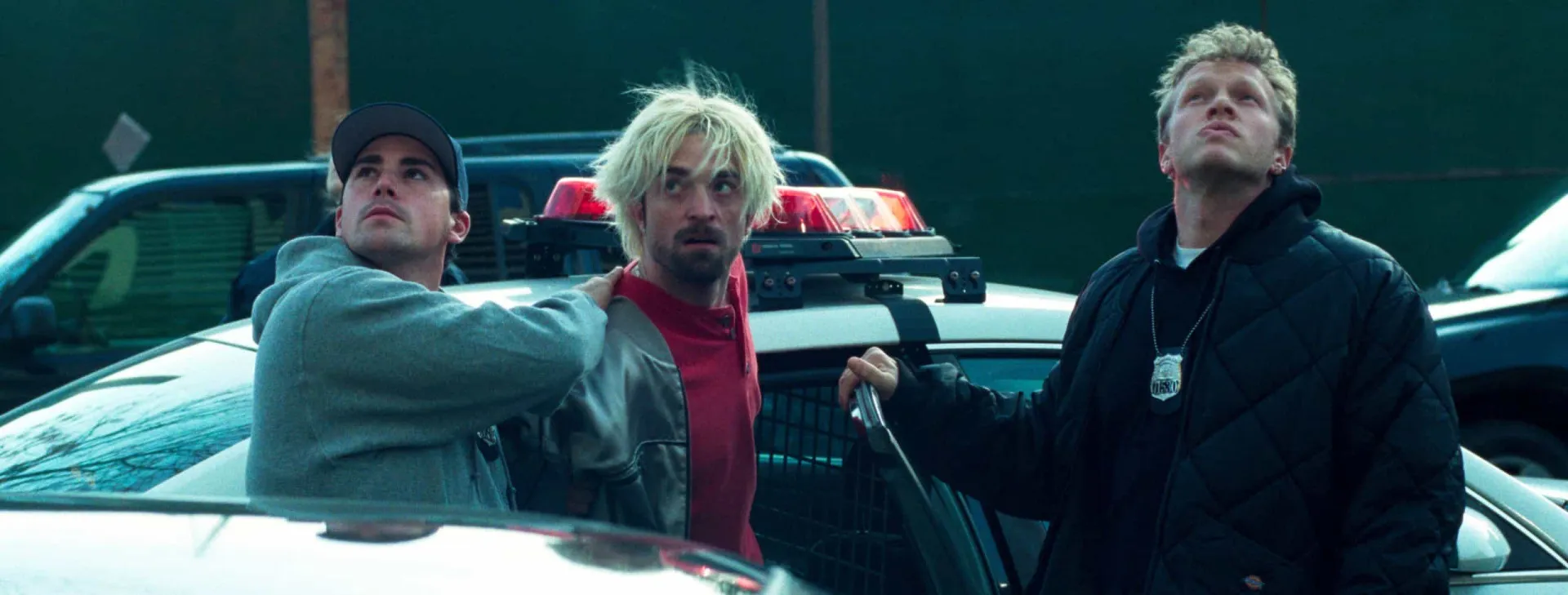 Robert Pattinson em uma atuação intensa e desesperada em 'Bom Comportamento'.