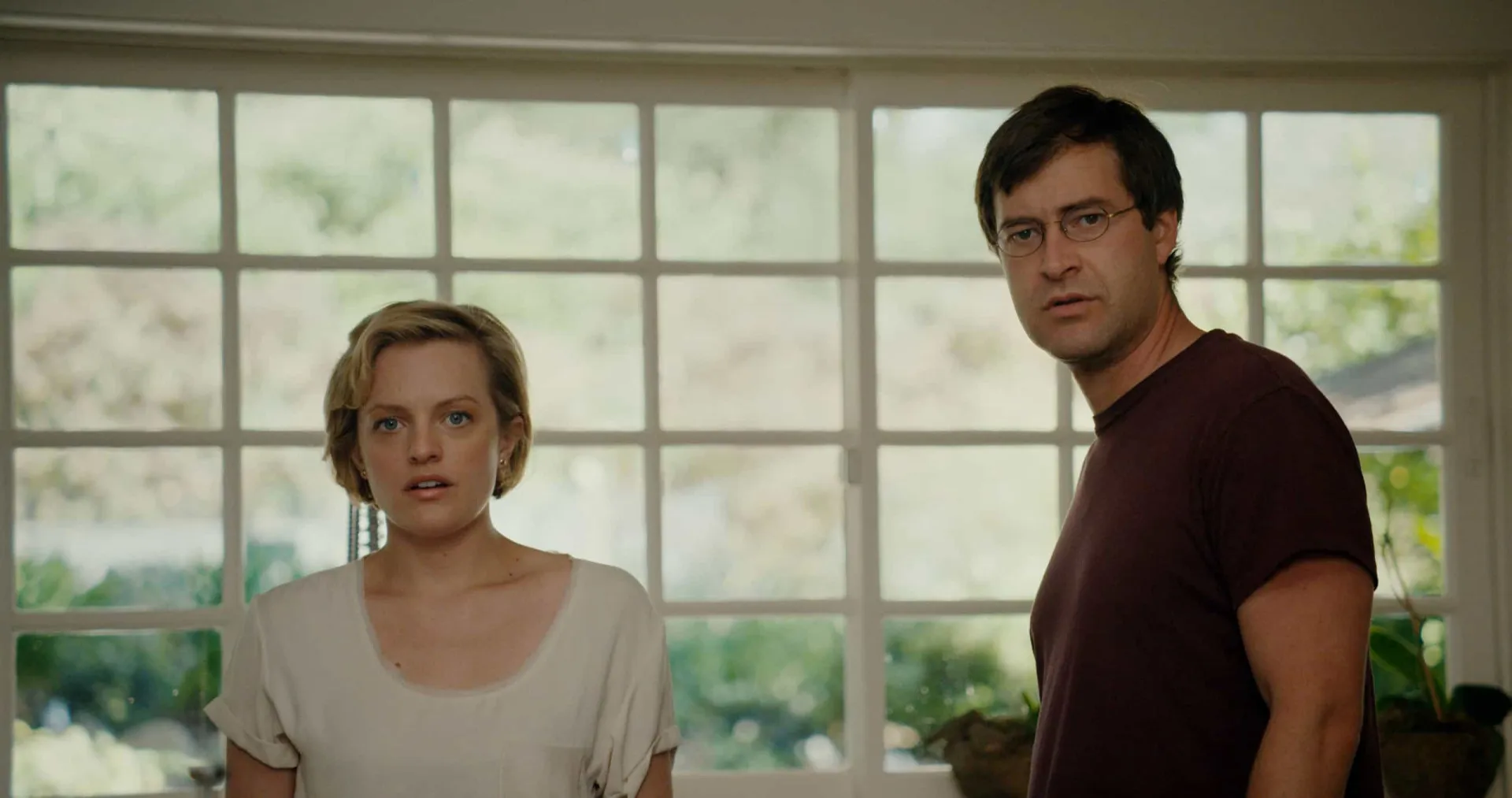 Mark Duplass e Elisabeth Moss como um casal em crise no filme 'Complicações do Amor'.