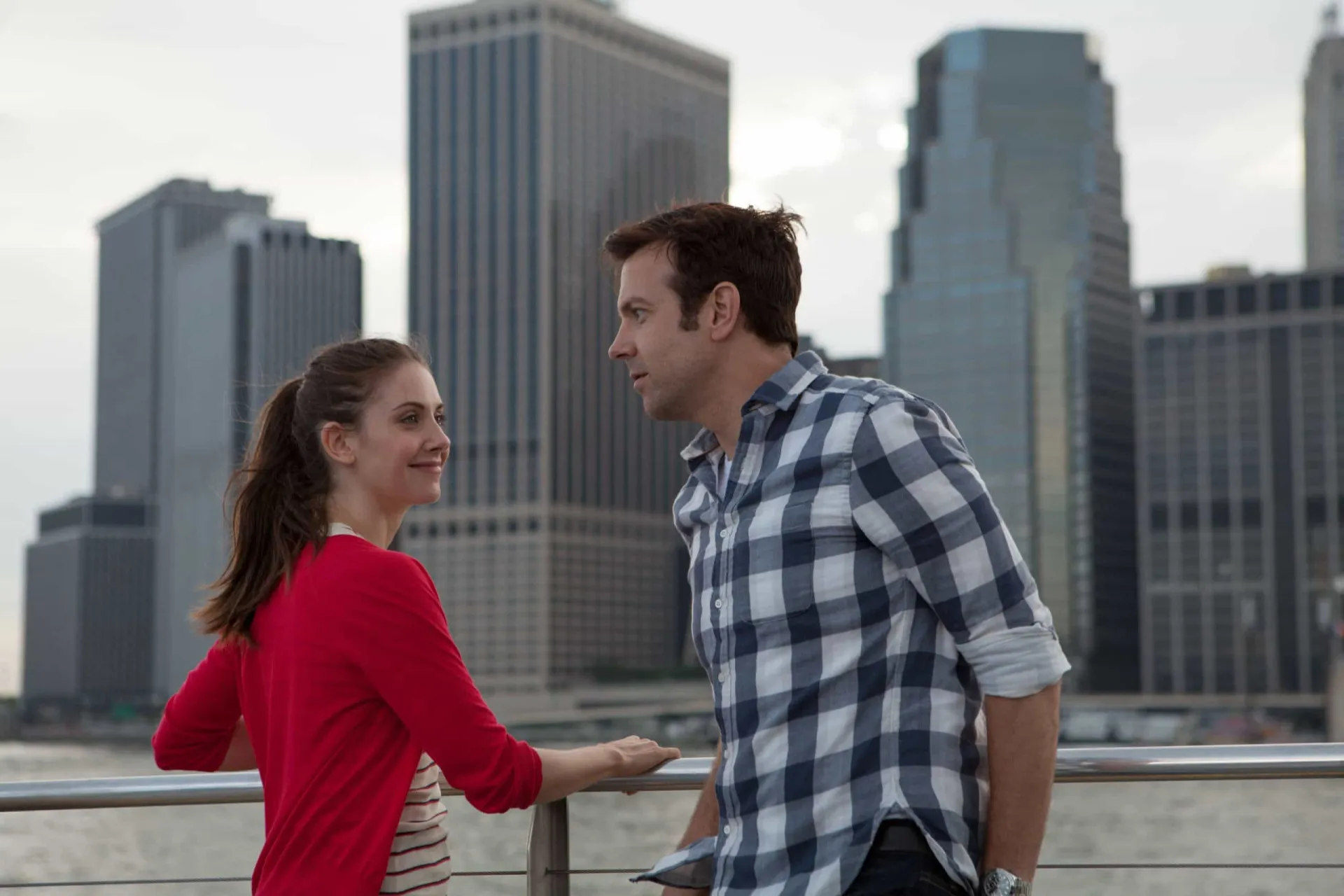 Jason Sudeikis e Alison Brie conversando em uma cena do filme 'Dormindo com as Outras Pessoas'.