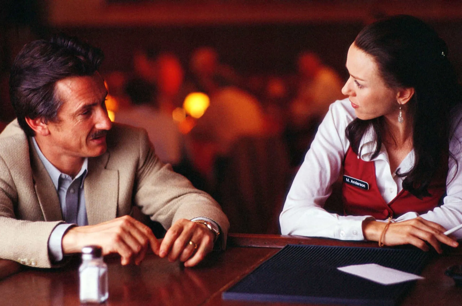 Sean Penn em uma performance visceral como um homem em rota de colisão com o sistema.
