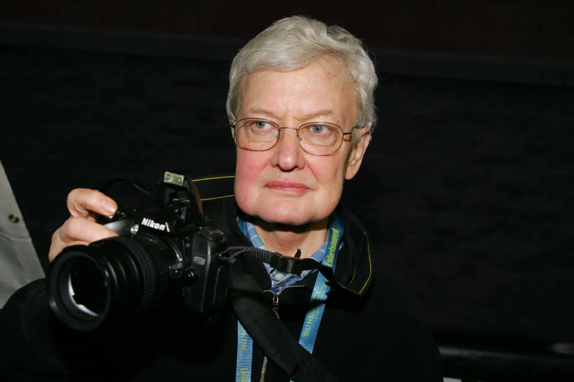 O lendário crítico de cinema Roger Ebert, sorrindo e segurando um polegar para cima.
